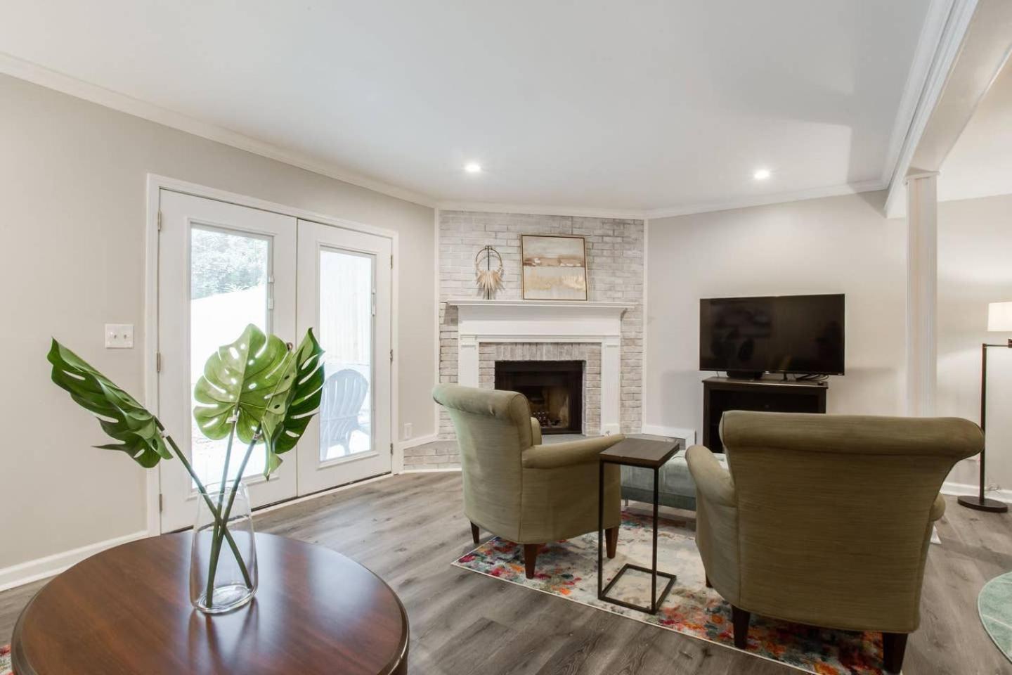 Modern + Cozy Townhome - minutes to Avalon w/king view 5