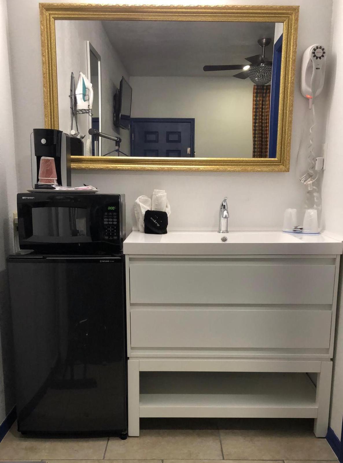 Budget Inn & Suites