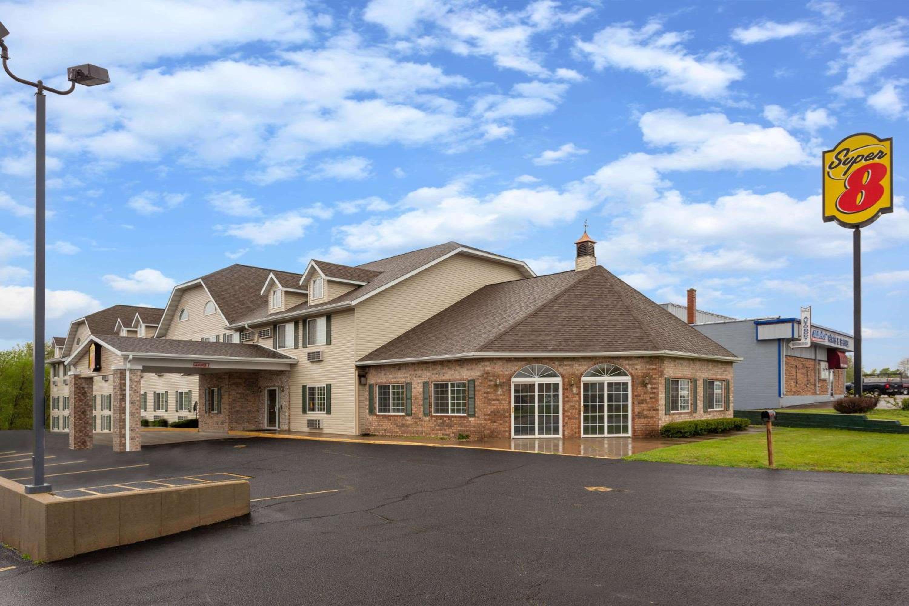 Hotel Super 8 by Wyndham Reedsburg