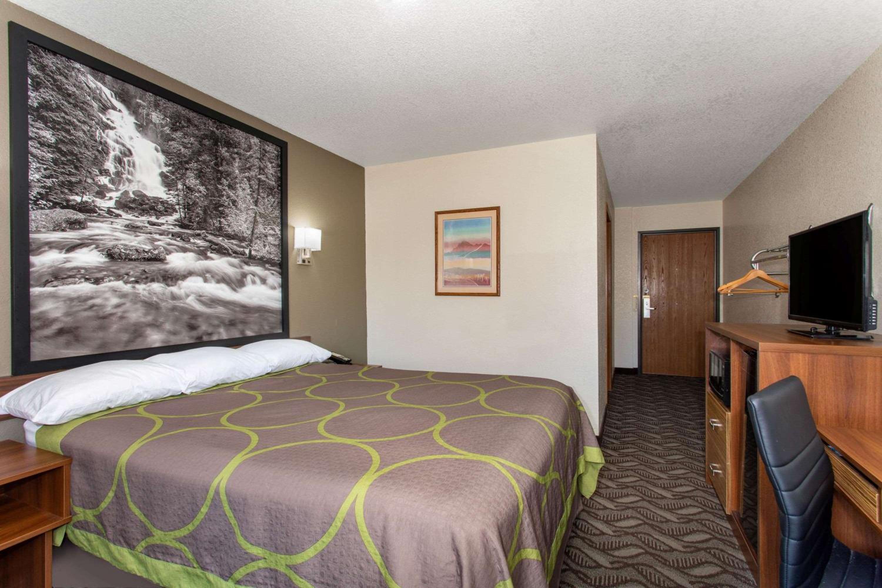 Super 8 by Wyndham Dubois view 5