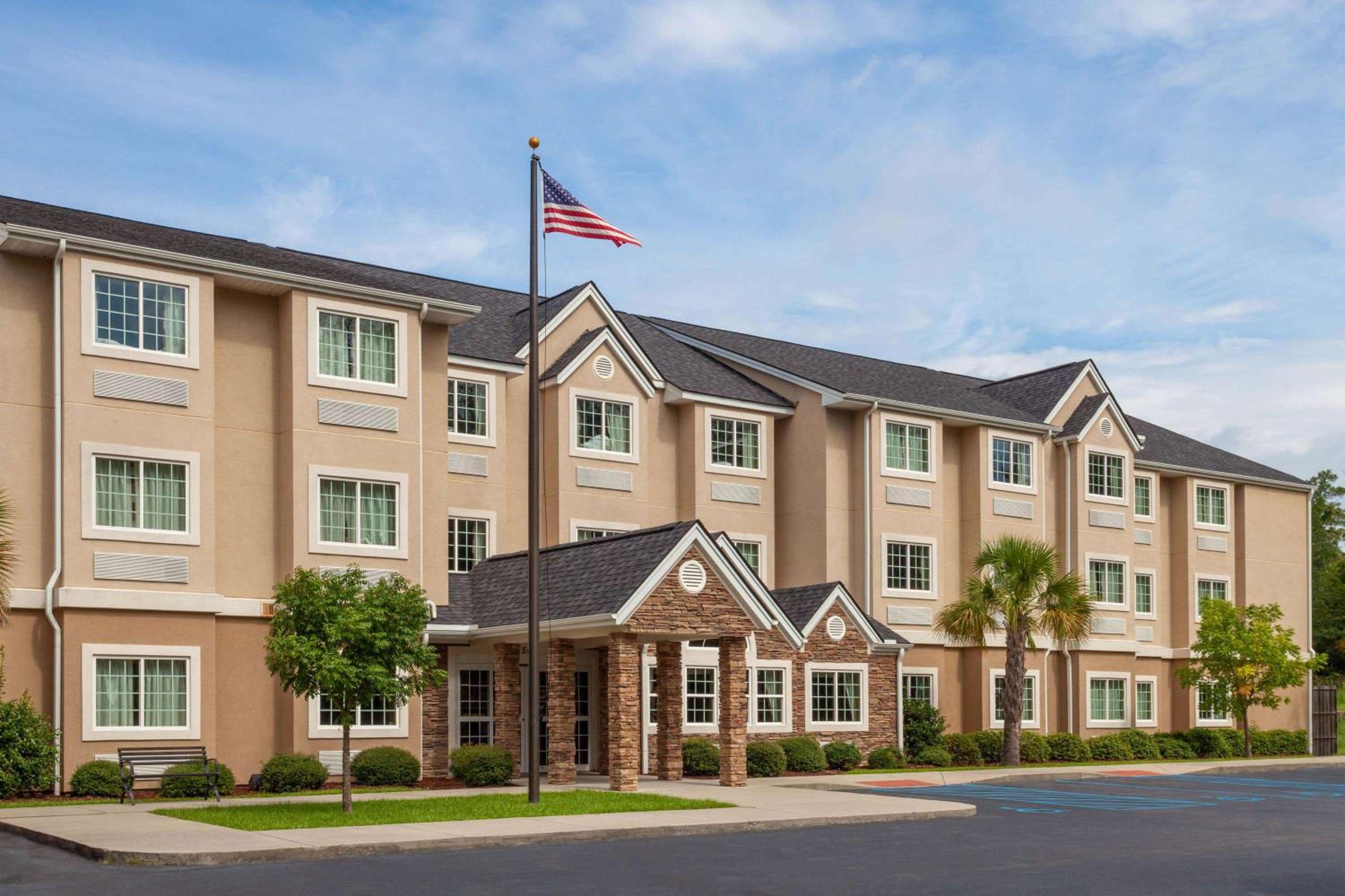 Hotel Microtel Inn & Suites by Wyndham Columbia - Image 1