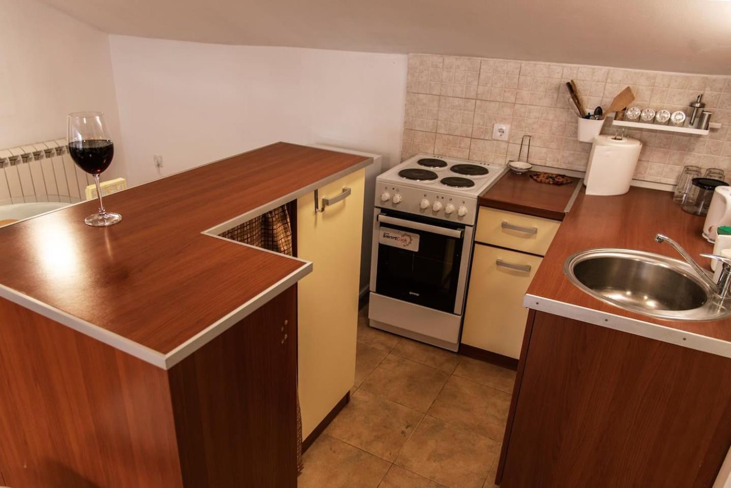 Piccolo studio Belgrade,Crveni krst
