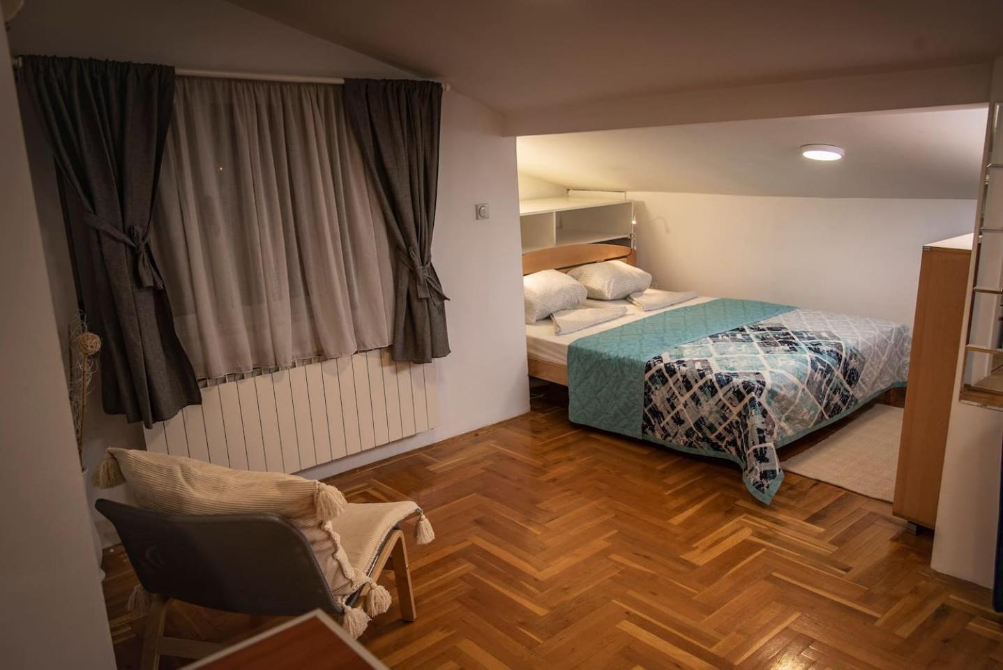 Piccolo studio Belgrade,Crveni krst
