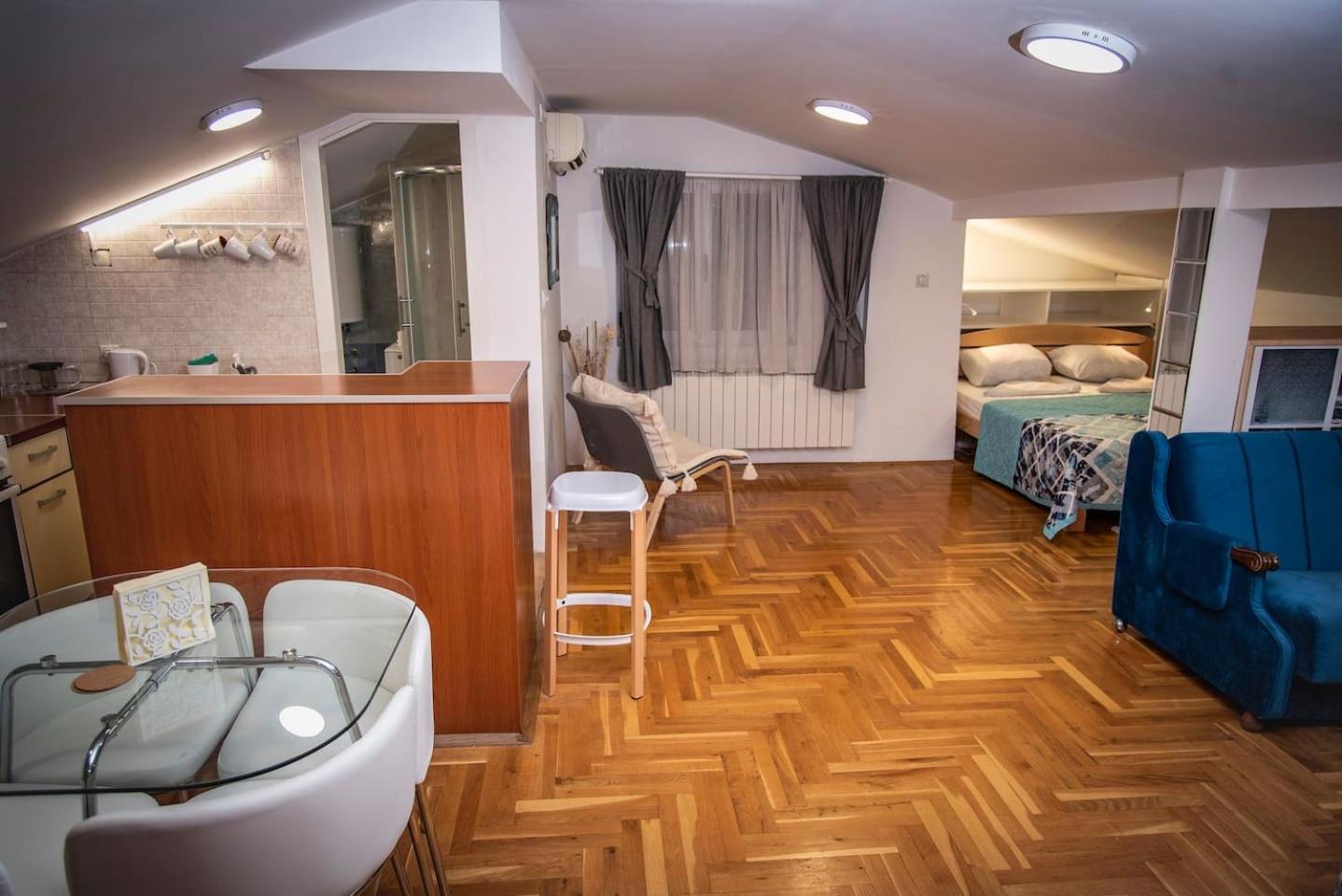 Piccolo studio Belgrade,Crveni krst