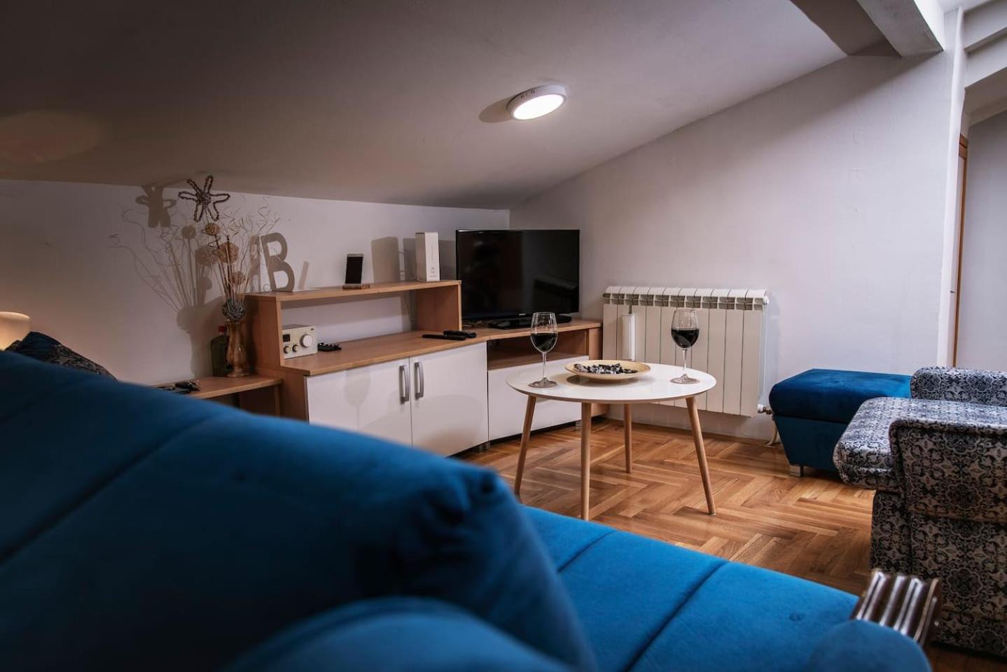 Piccolo studio Belgrade,Crveni krst