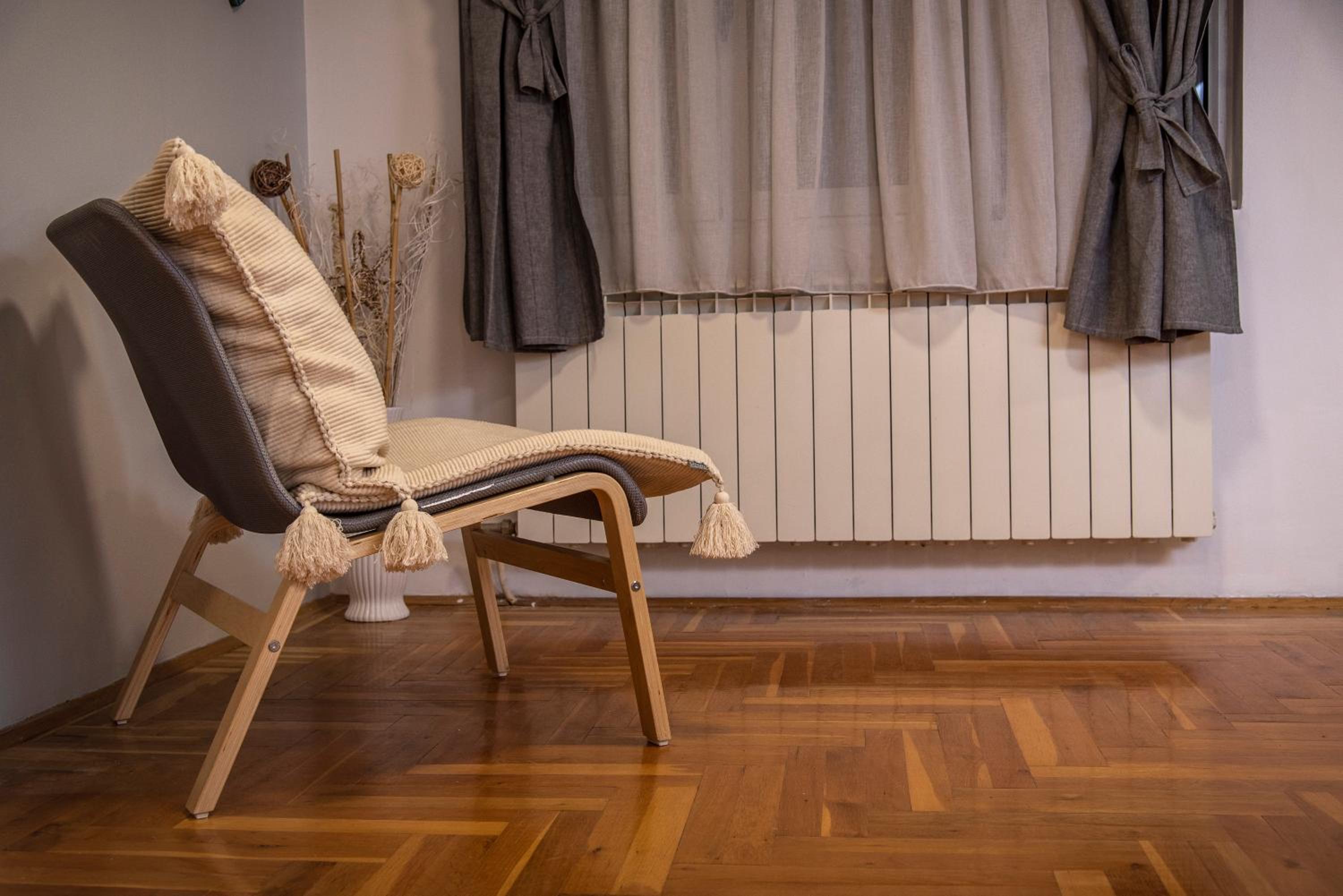 Piccolo studio Belgrade,Crveni krst