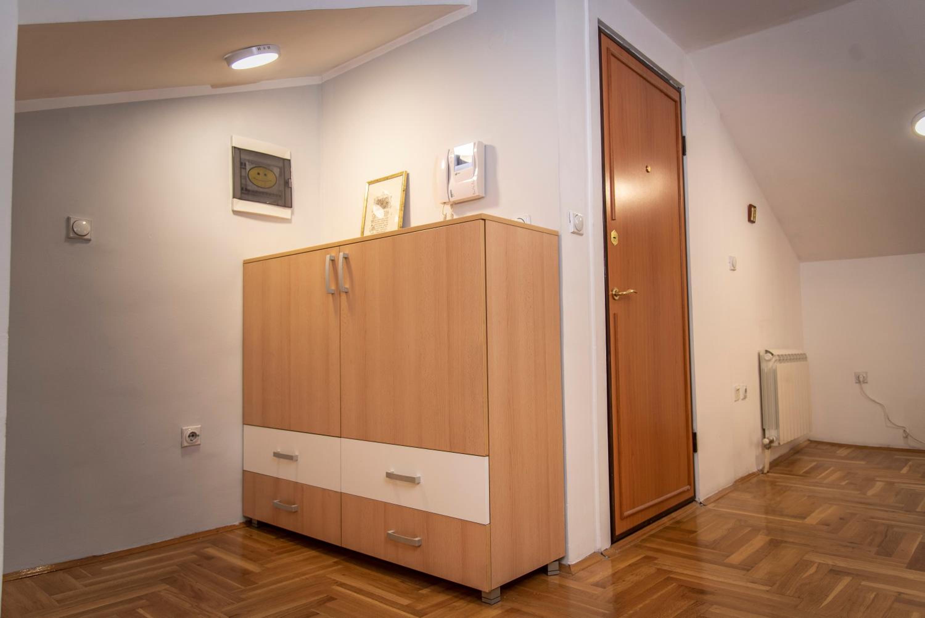 Piccolo studio Belgrade,Crveni krst