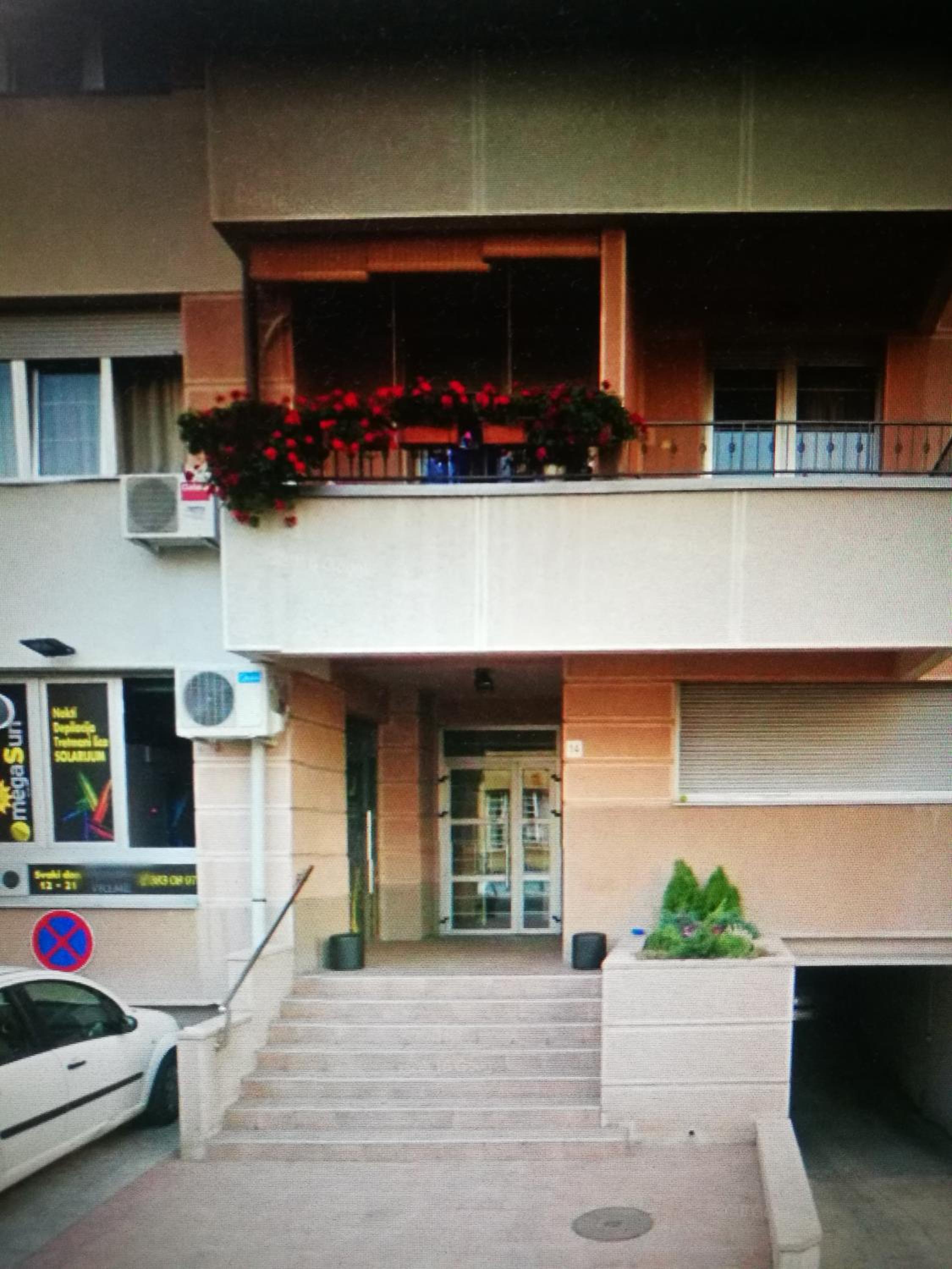 Piccolo studio Belgrade,Crveni krst