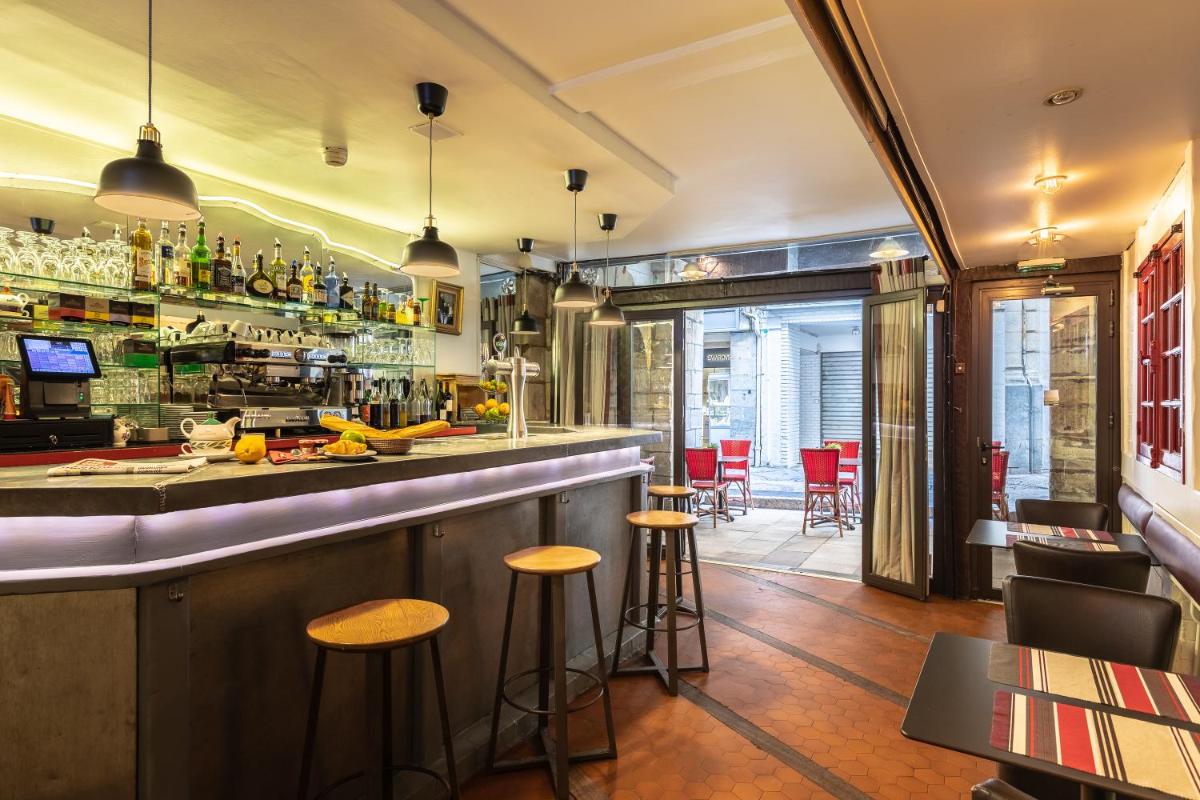 bar