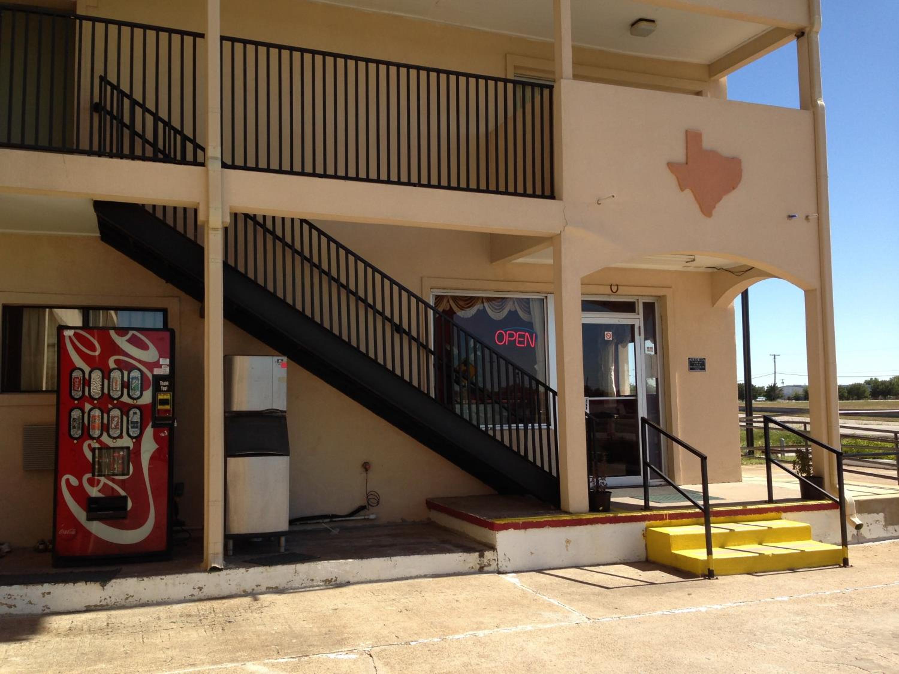 Texas Inn Waxahachie - Property Image 6