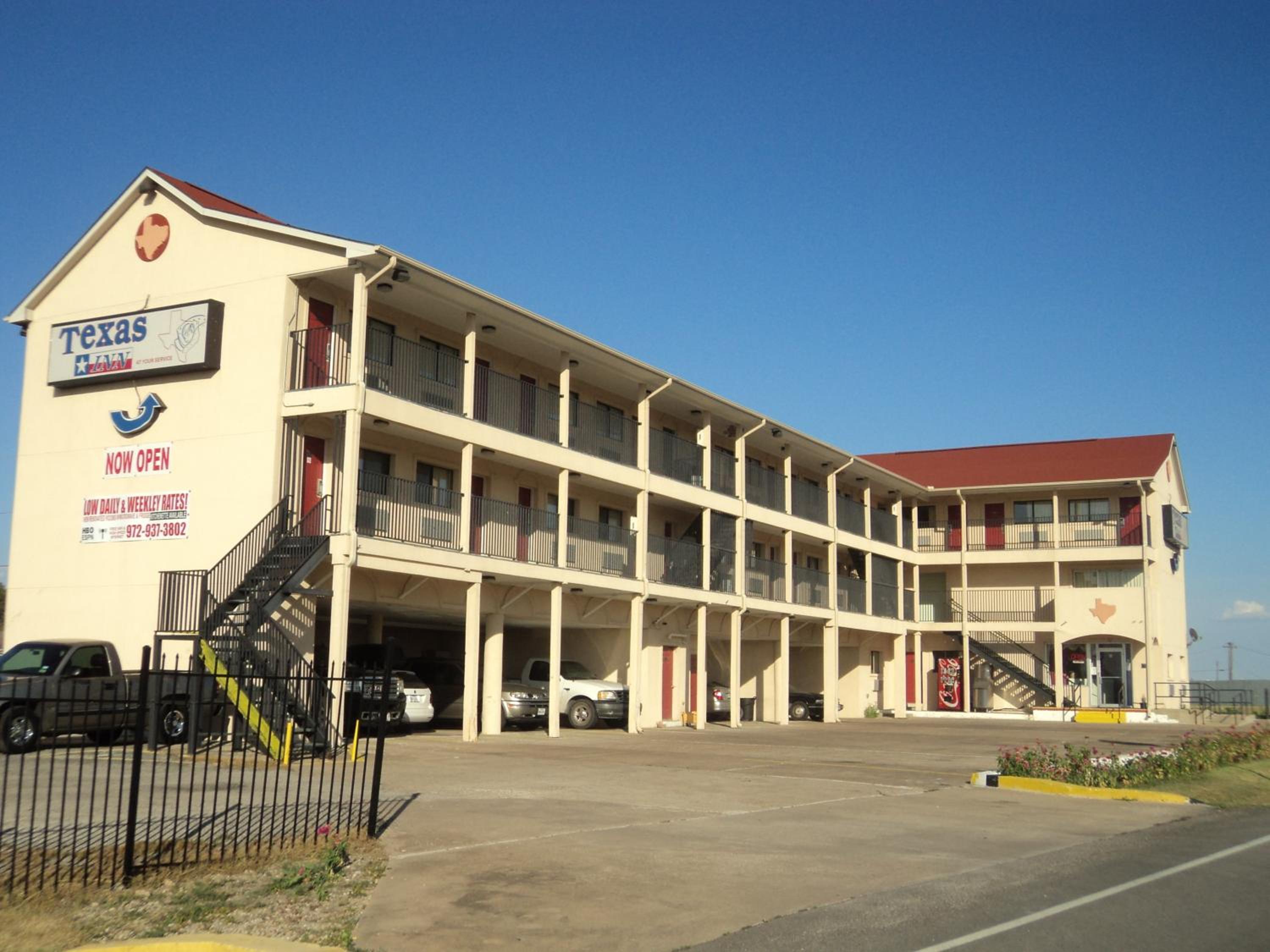 Dallas Vacations - Texas Inn Waxahachie - Property Image 1
