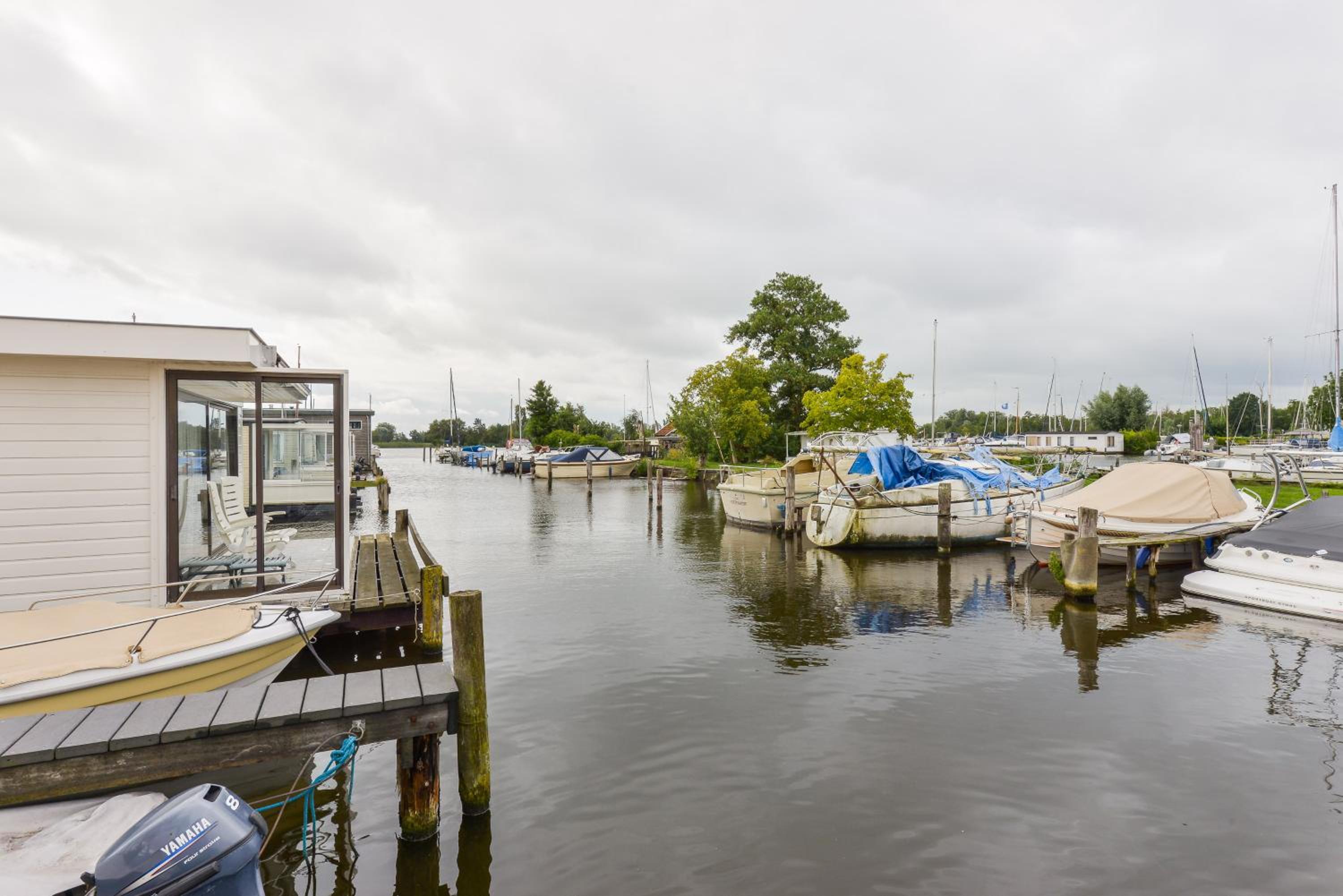 Bright and Comfortable Houseboat view 4