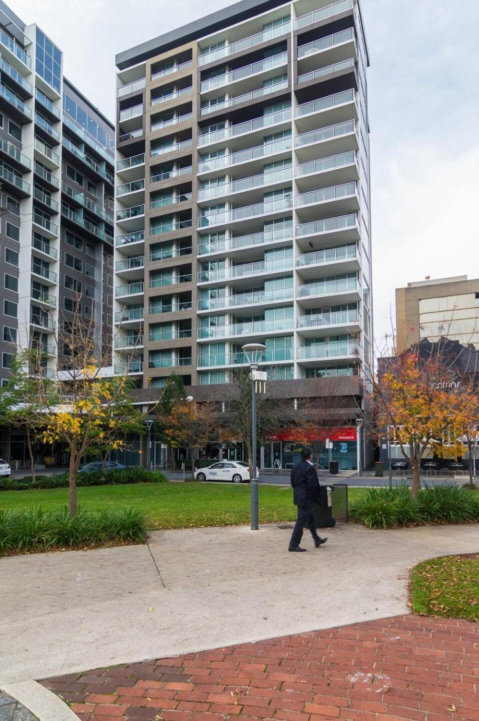 Hotel Lux 2BR Apt on Hindmarsh SQ-Pool-Gym-Sauna-Parking - Image 1