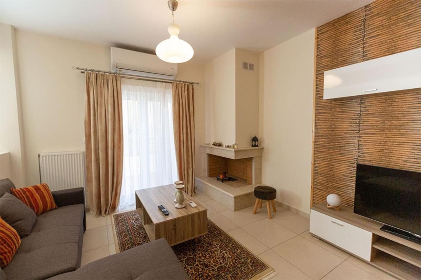 V Luxury Apartment 4 view 3