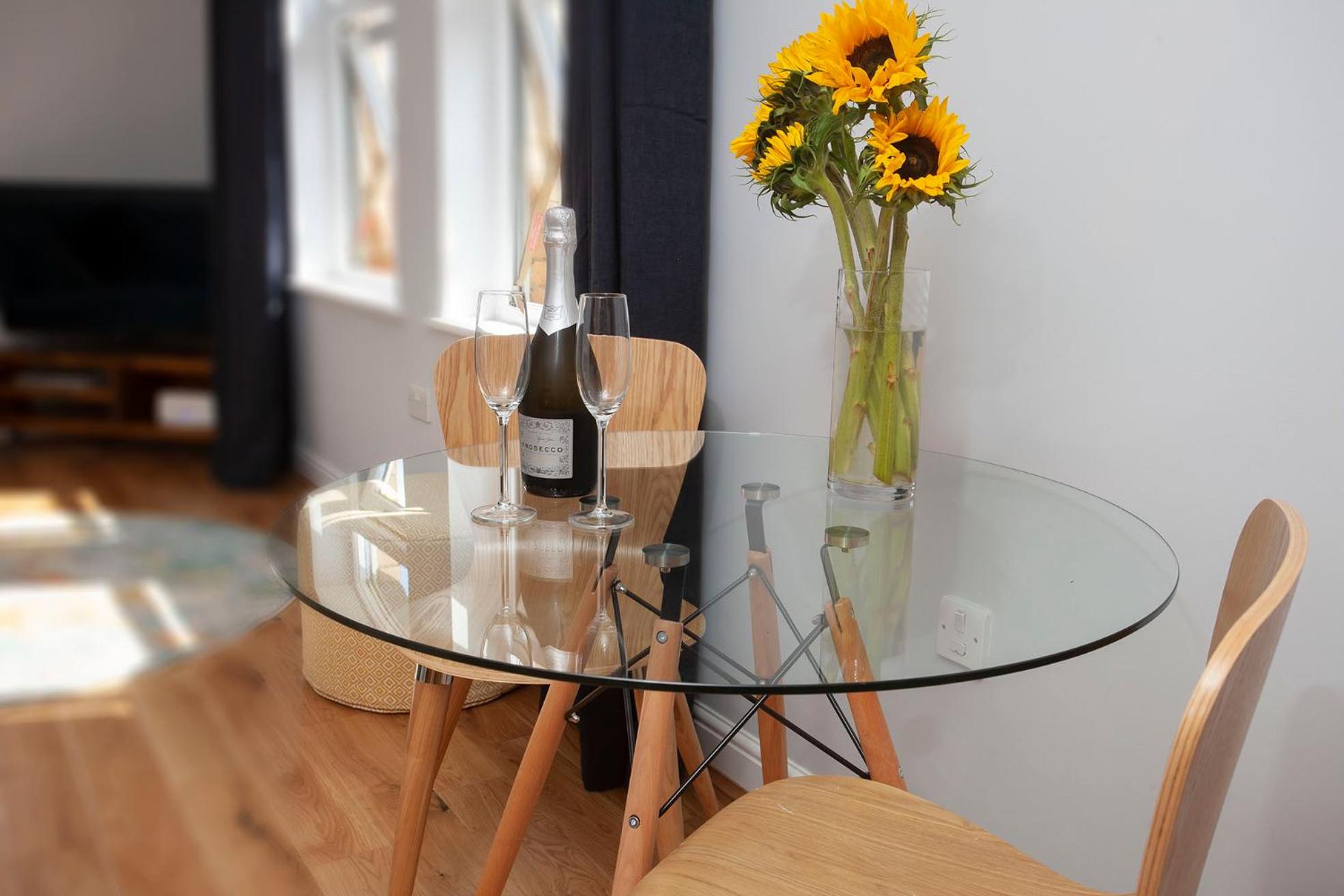 7 Gibson House - Chic City Centre Apartment with Parking view 2