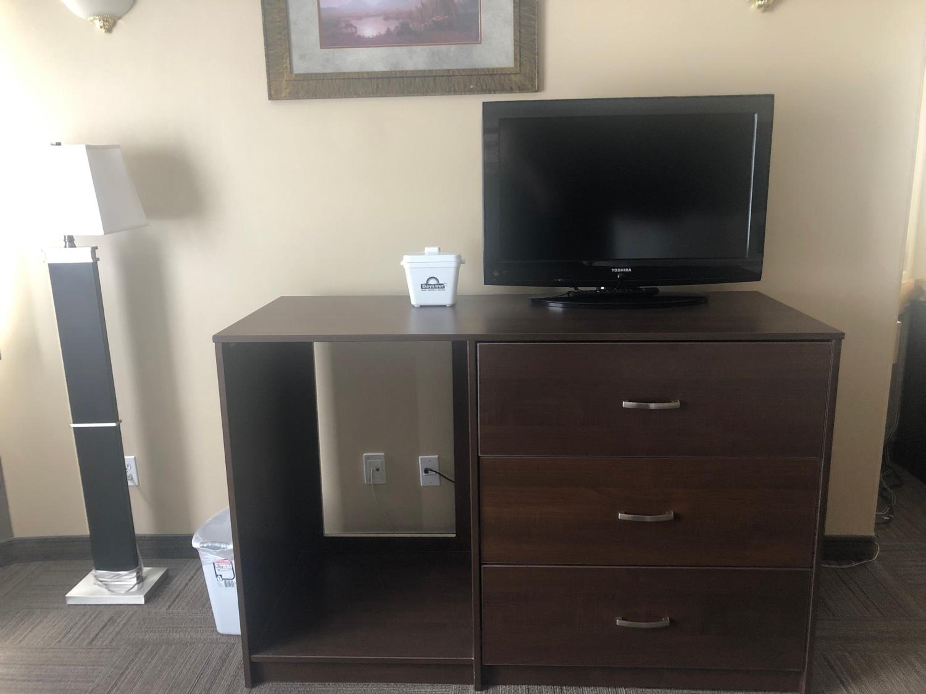 Hinton Vacations - Days Inn by Wyndham Hinton - Property Image 3