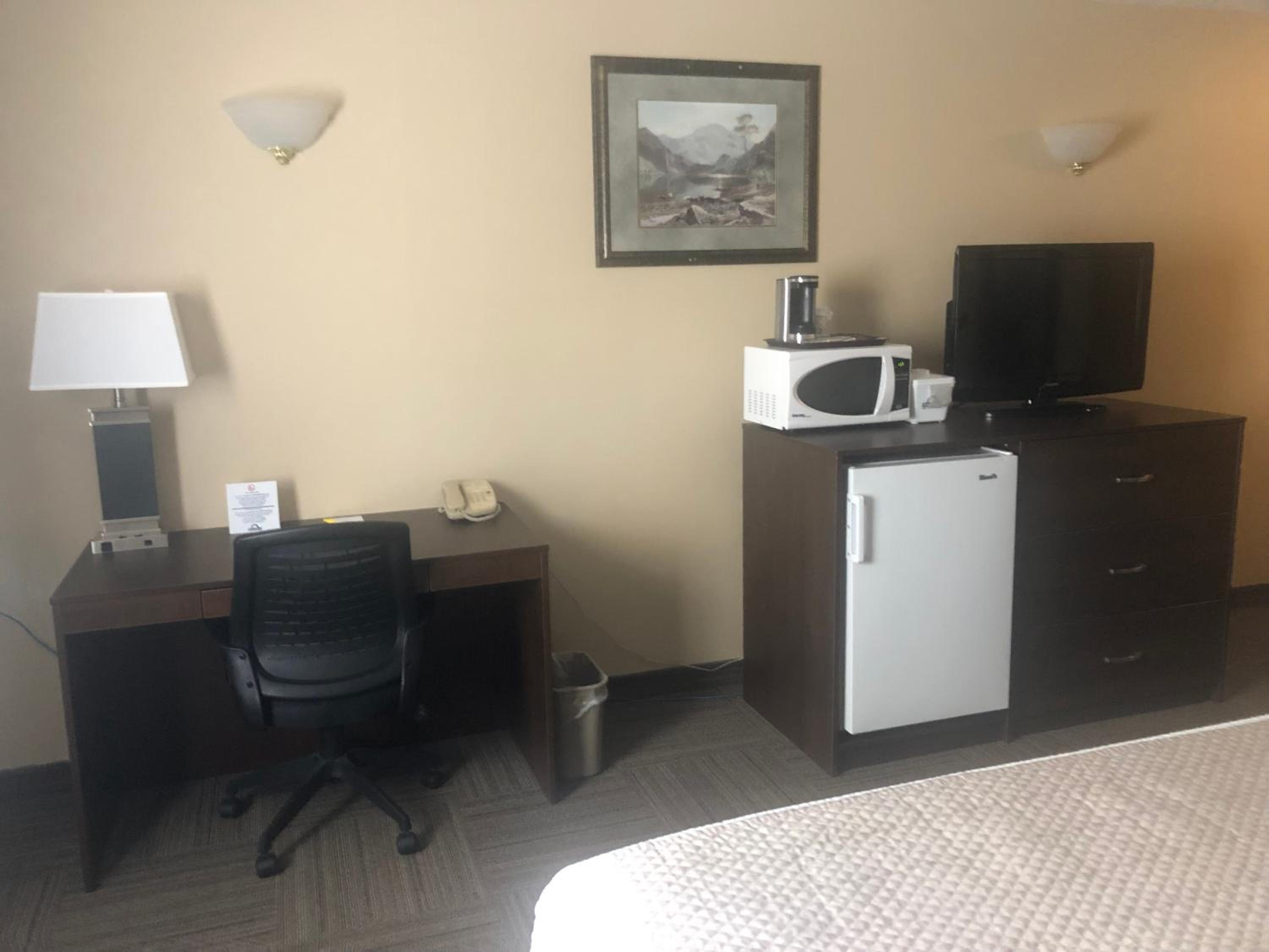 Hinton Vacations - Days Inn by Wyndham Hinton - Property Image 5