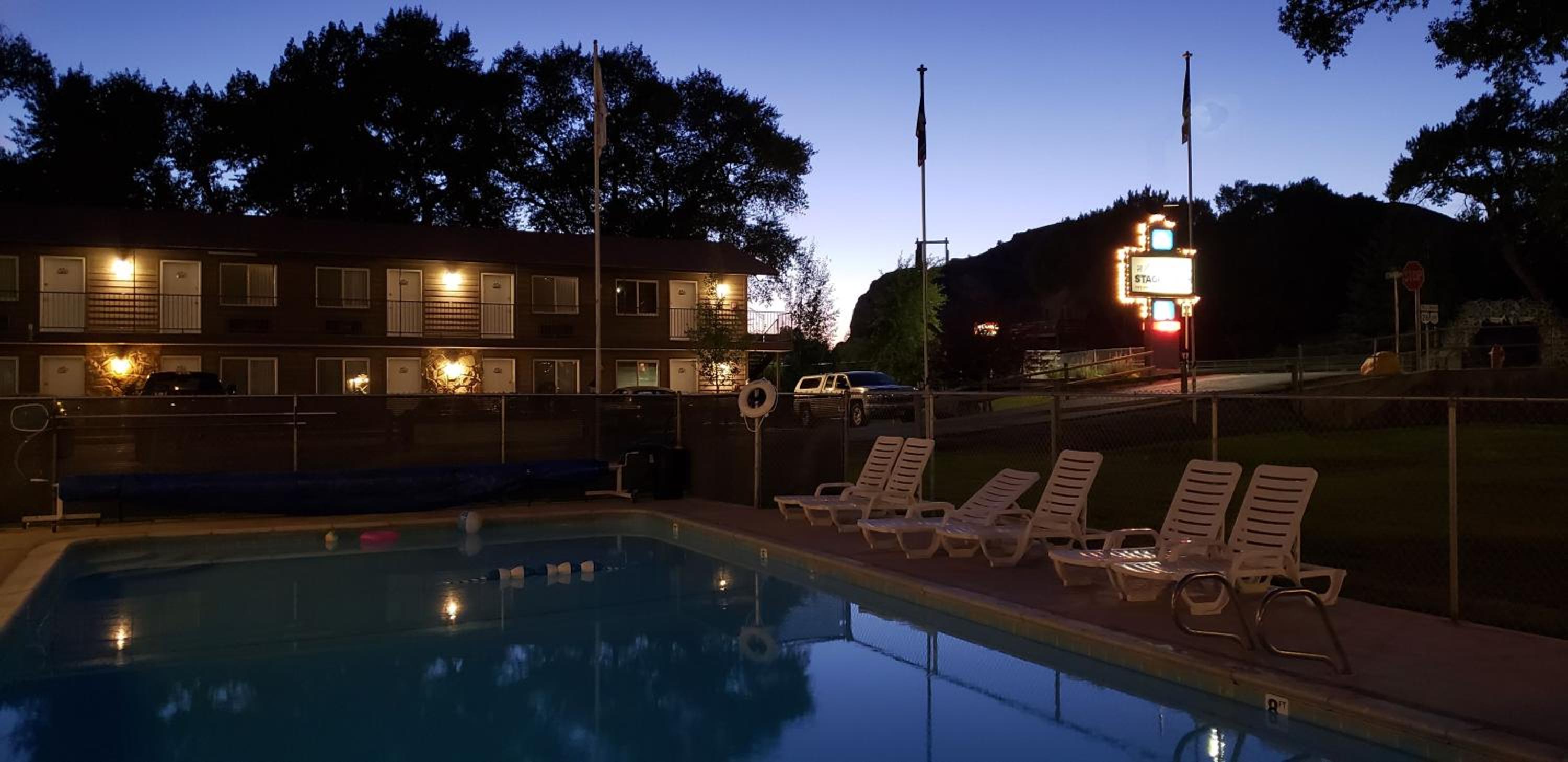 Stagecoach Inn & Suites
