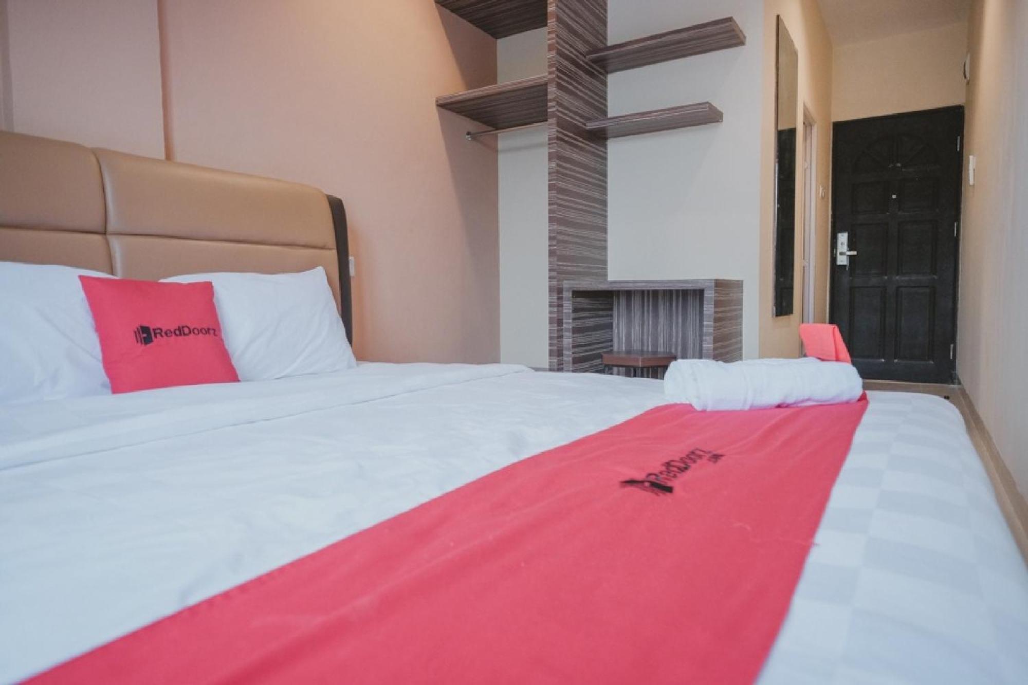 RedDoorz Plus near Ferry Terminal Batam Center