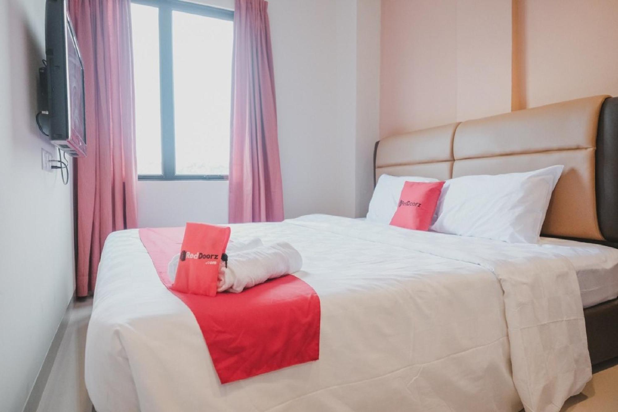 RedDoorz Plus near Ferry Terminal Batam Center