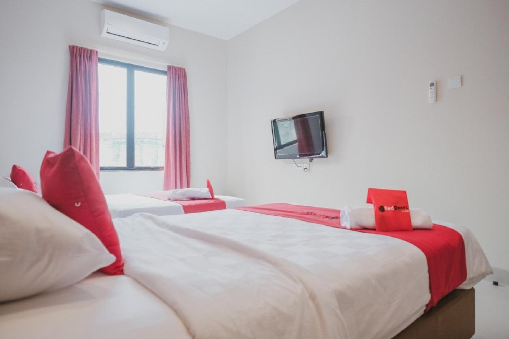 RedDoorz Plus near Ferry Terminal Batam Center