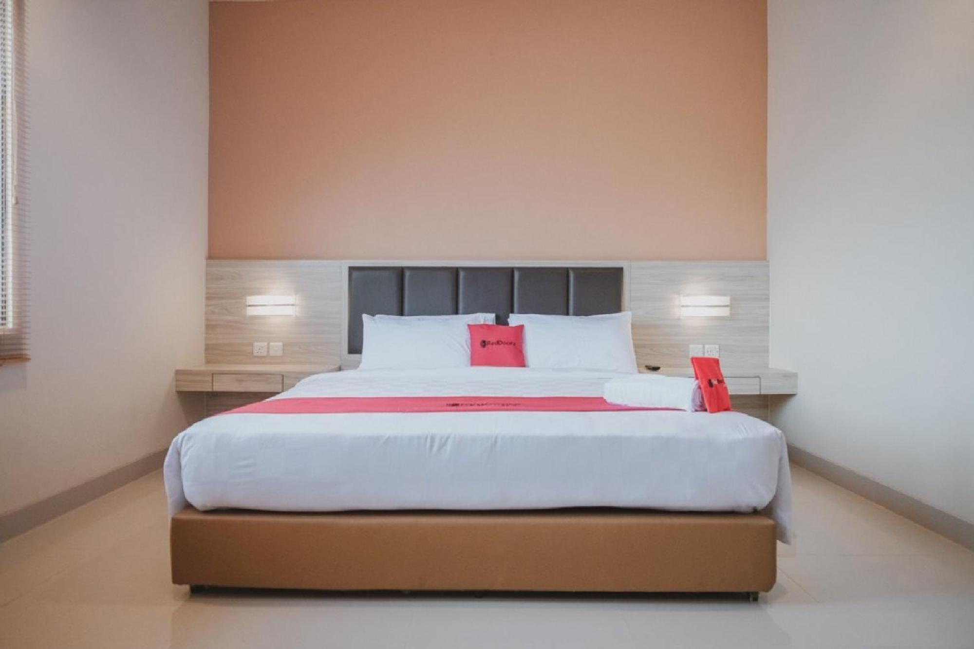 RedDoorz Plus near Ferry Terminal Batam Center
