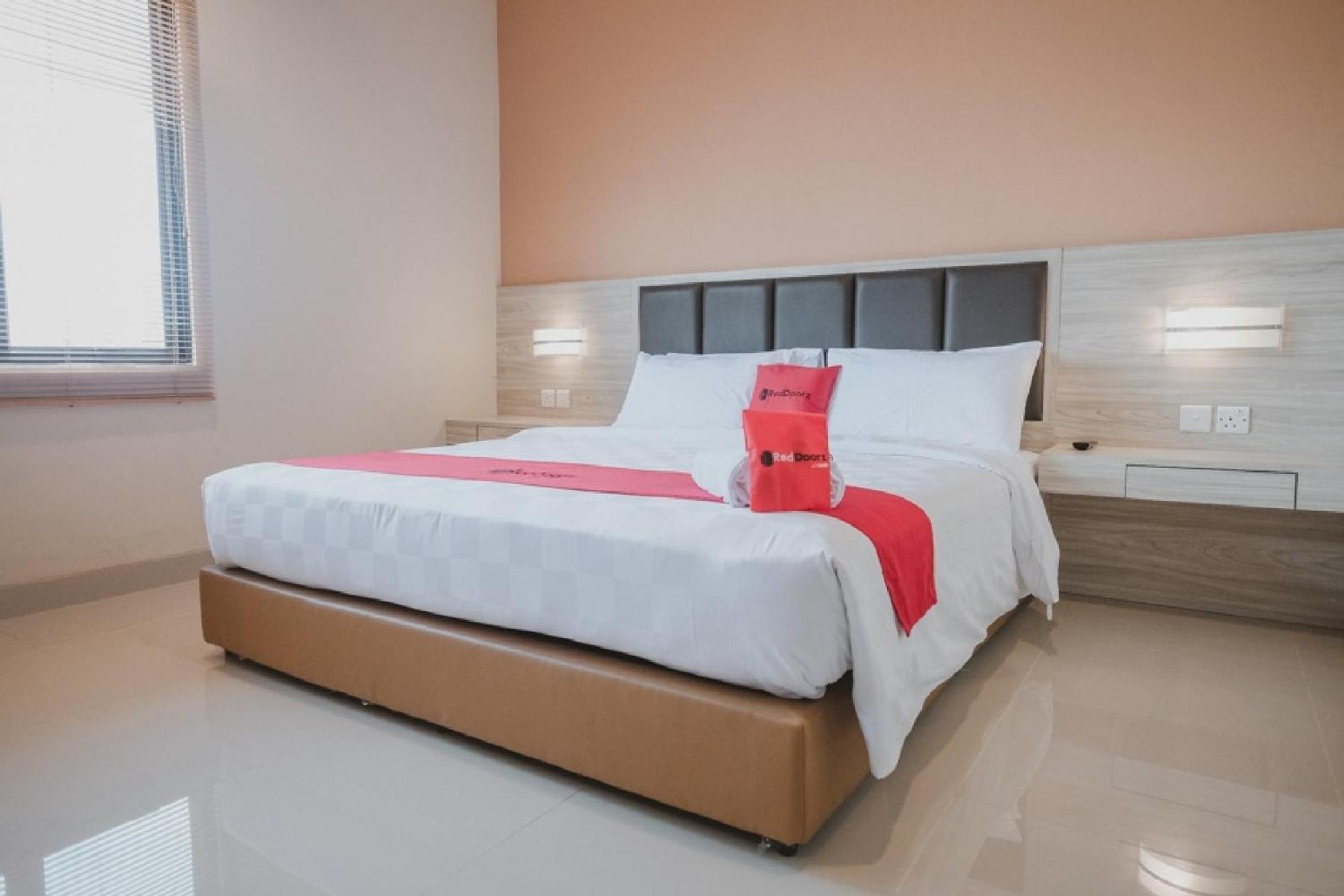 RedDoorz Plus near Ferry Terminal Batam Center