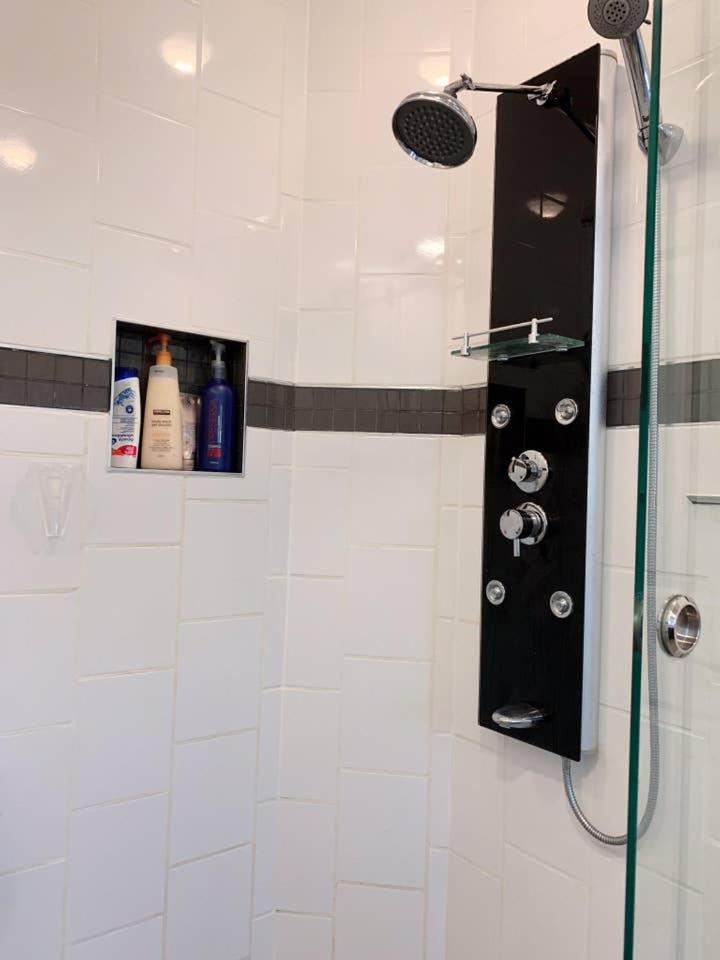 Nice rooms with private bath in Mid Town Toronto view 5