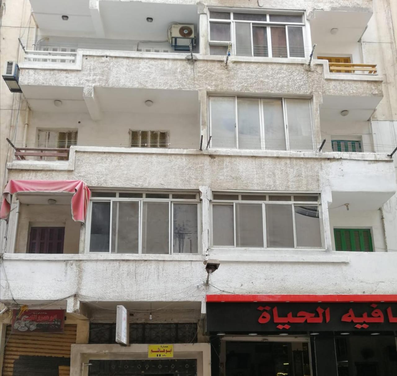 Lovely apartment with side sea view located in the heart of the Alexandria, local, old building, active street, kitchen not suitable for heavy cooking, in 