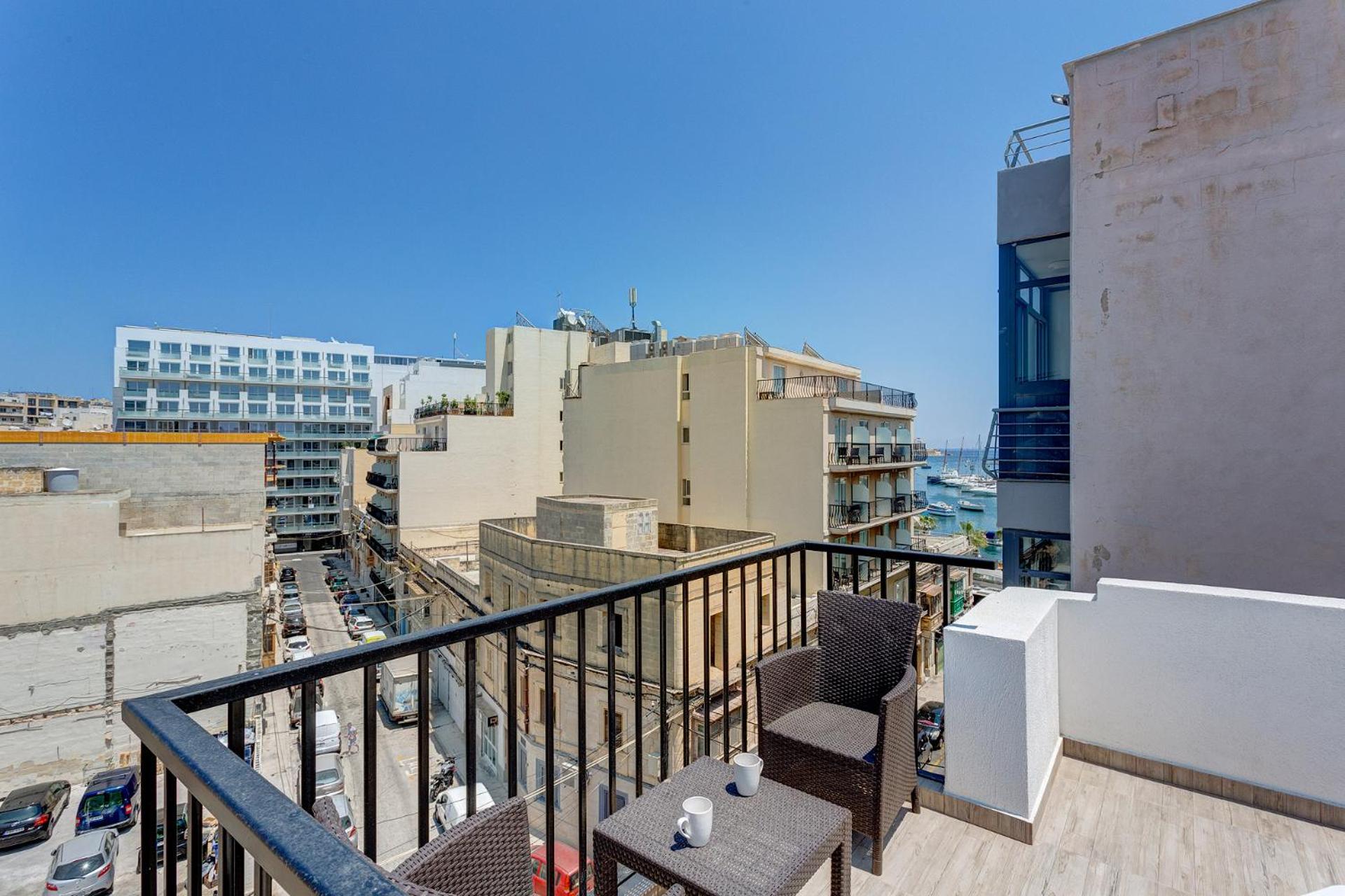Cosy 1BR Penthouse with Terrace, Great Location view 4