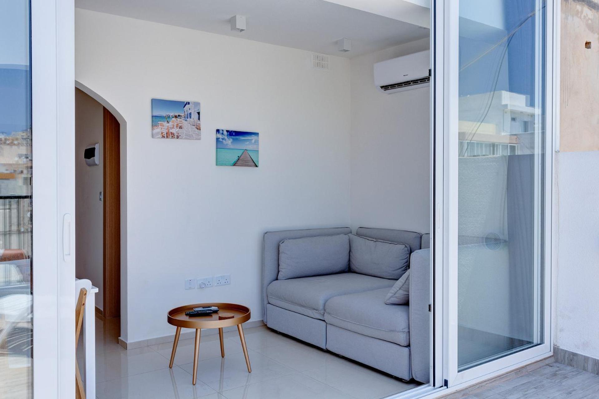 Cosy 1BR Penthouse with Terrace, Great Location view 3