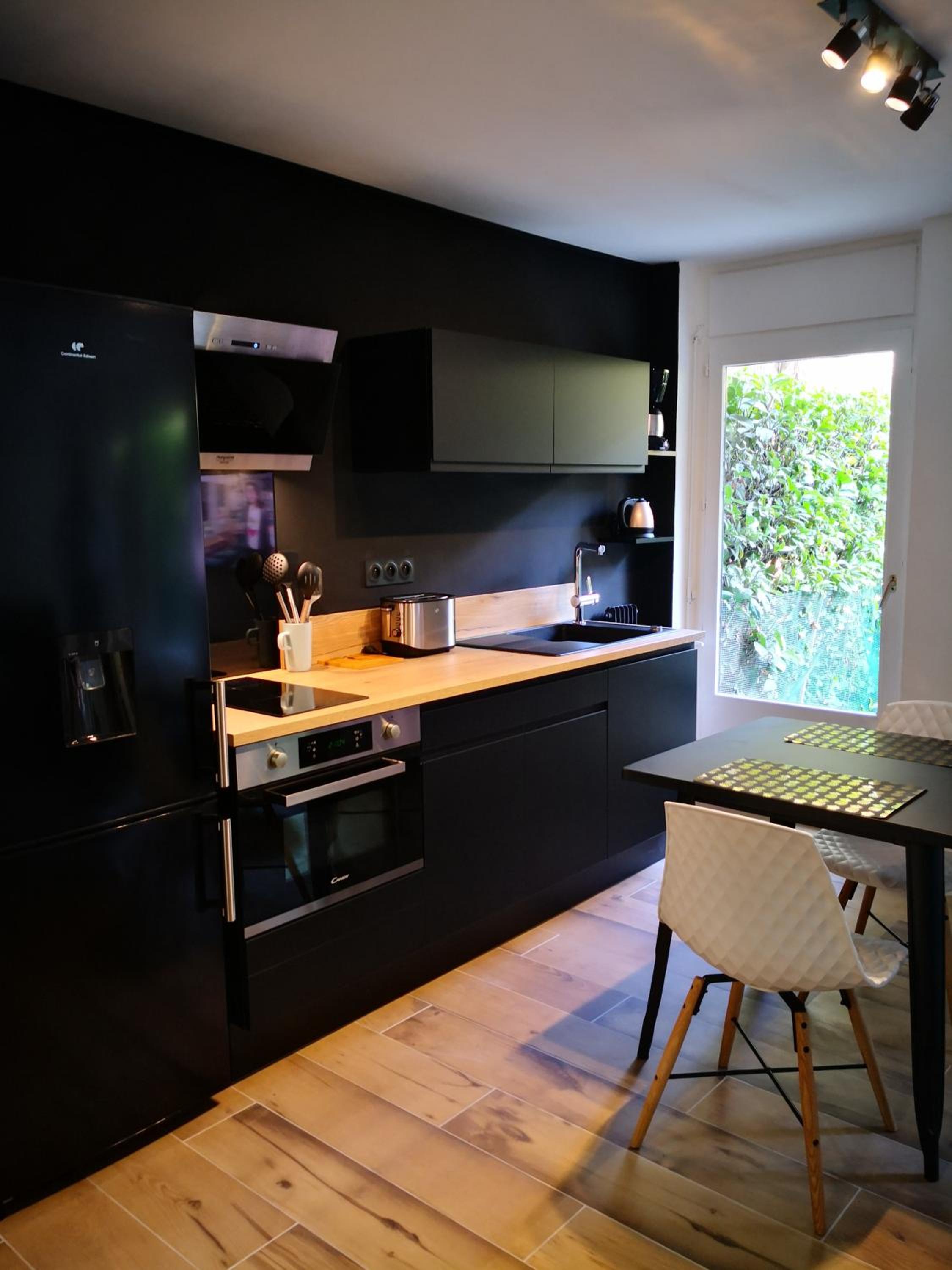 Studio moderne,parking,piscine,tennis,terrasse.