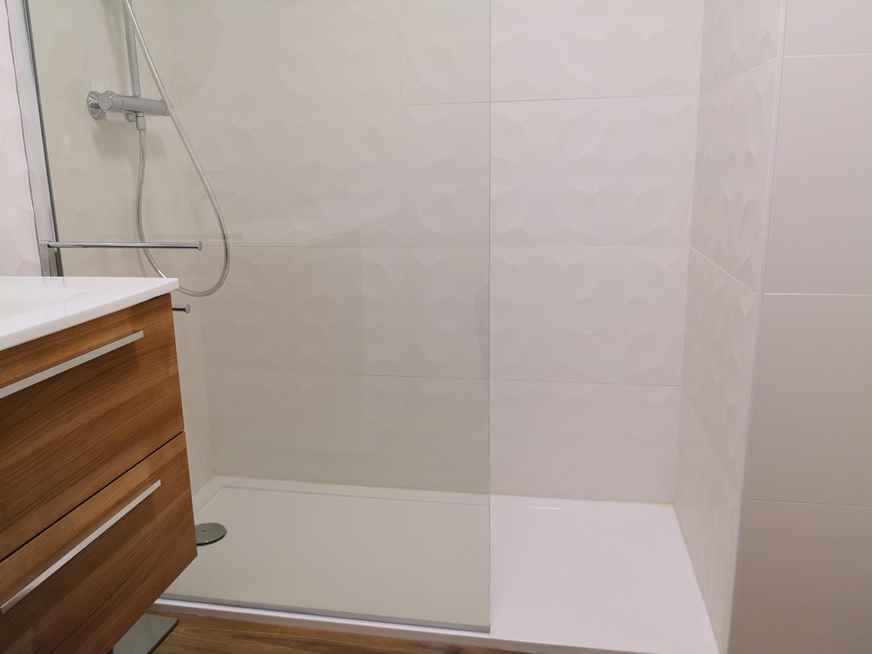 Studio moderne,parking,piscine,tennis,terrasse.