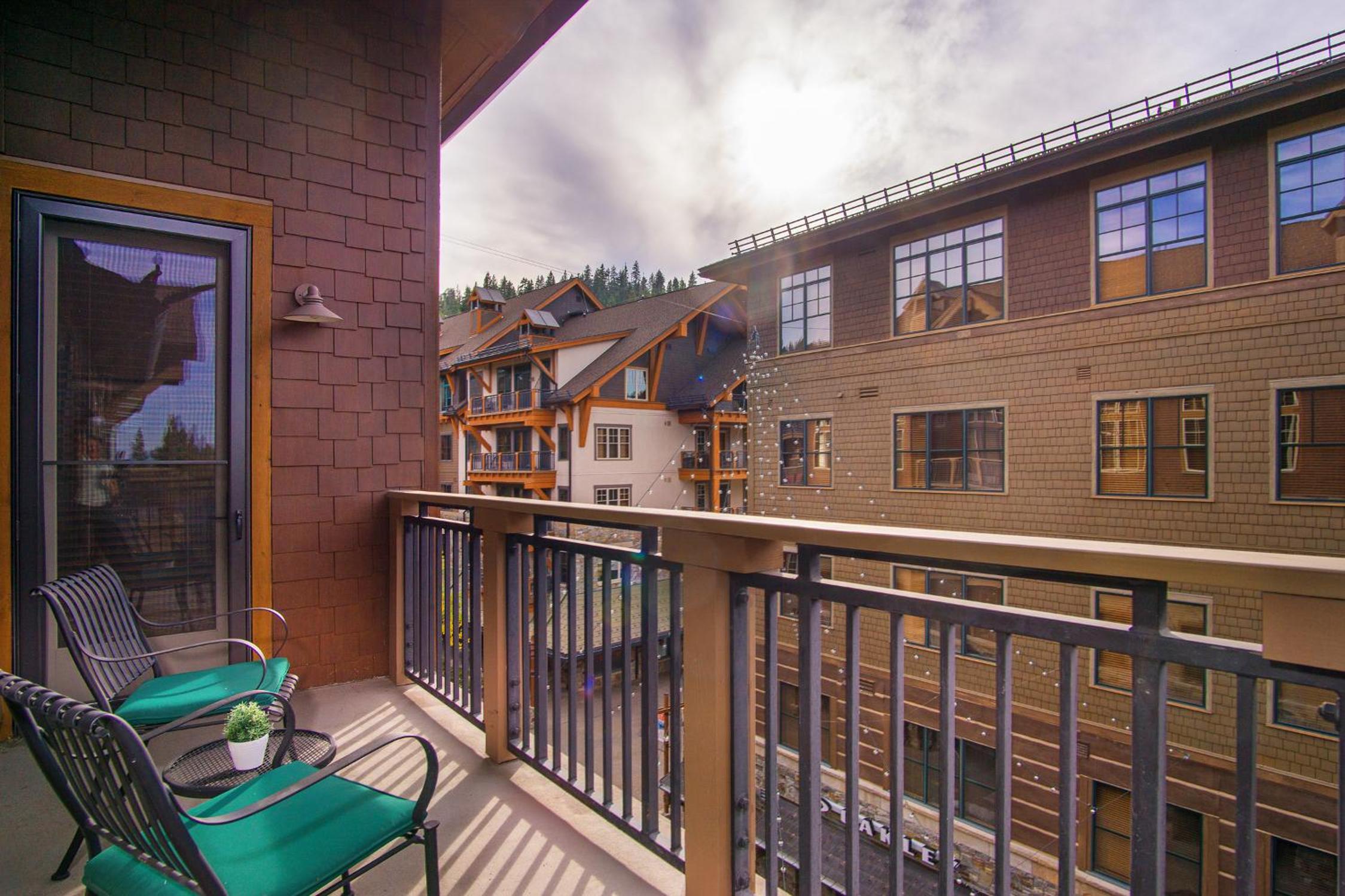 2 Bedrooms w/ Large Loft + 2.5 Baths - Sleeps 8. Free Grocery Delivery! view 3