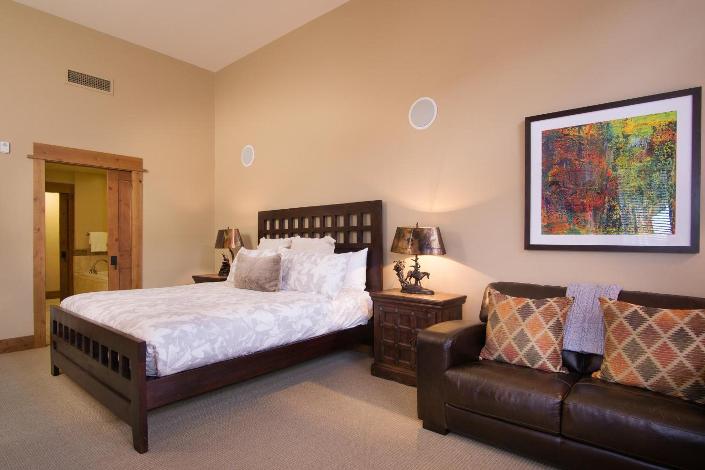 2 Bedrooms w/ Large Loft + 2.5 Baths - Sleeps 8. Free Grocery Delivery! view 4