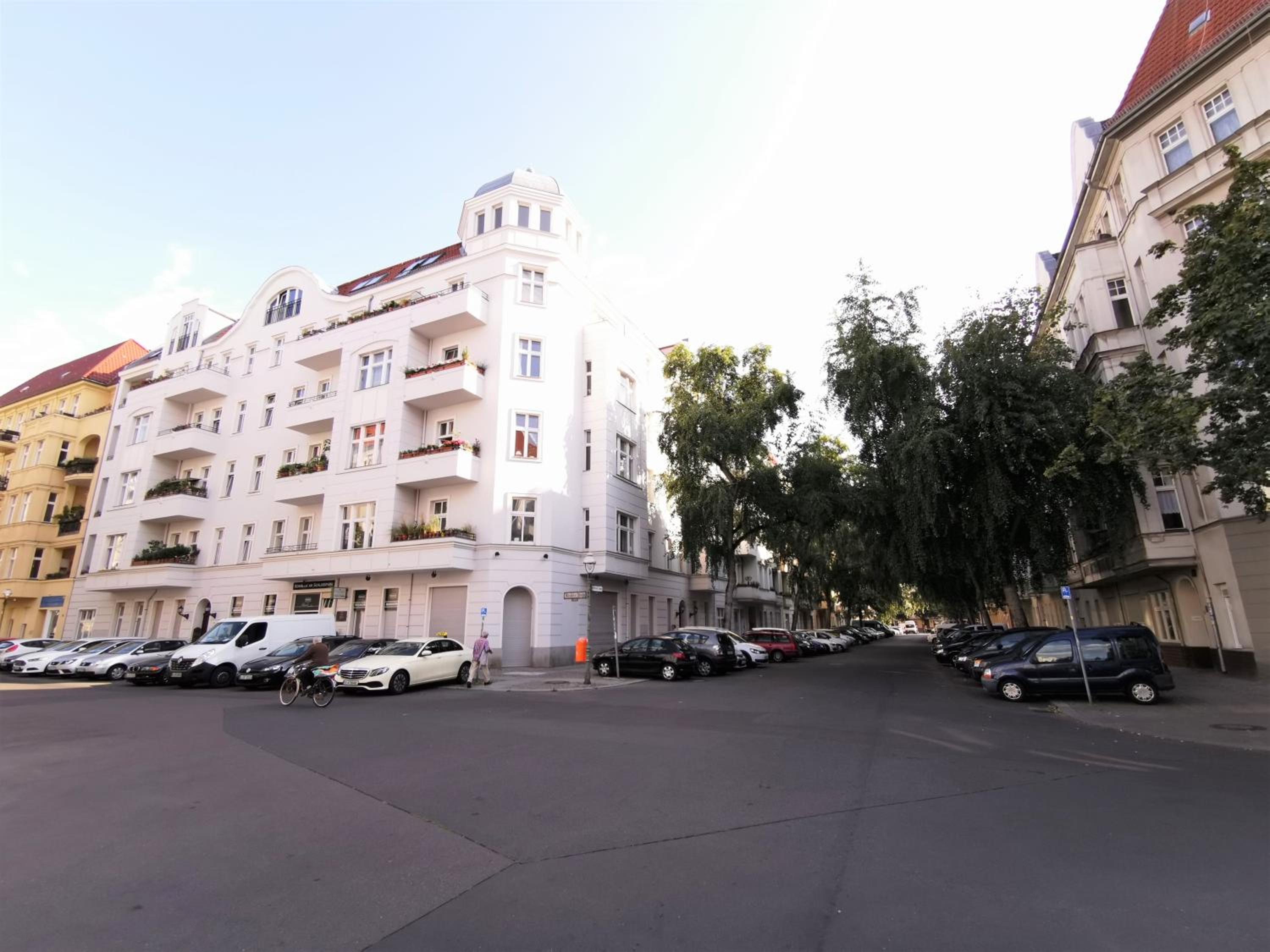 KVH by ROCKCHAIR Apartments l SUPERHOST Status l Boxspringbett am Schloss Charlottenburg welcomes you!