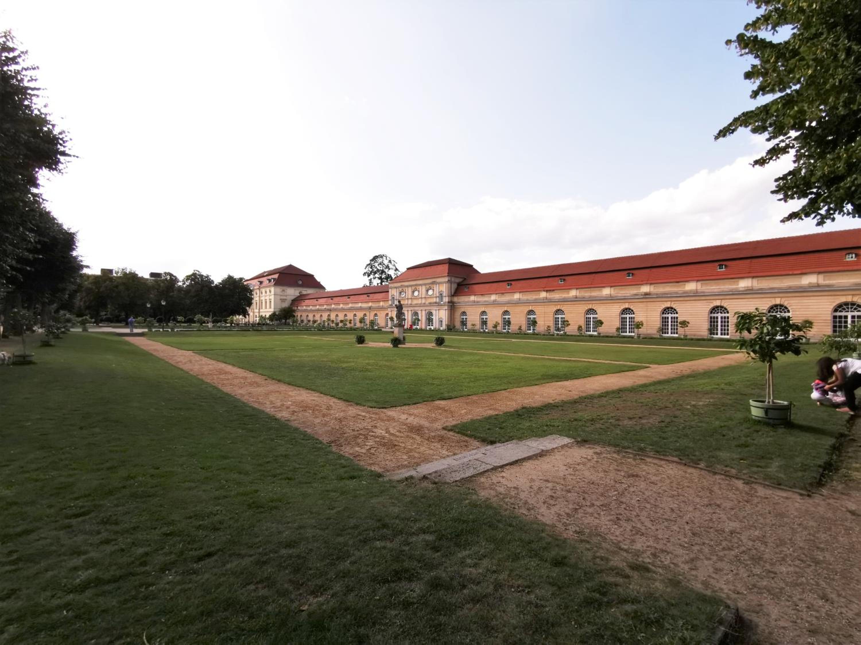 KVH by ROCKCHAIR Apartments l SUPERHOST Status l Boxspringbett am Schloss Charlottenburg welcomes you!