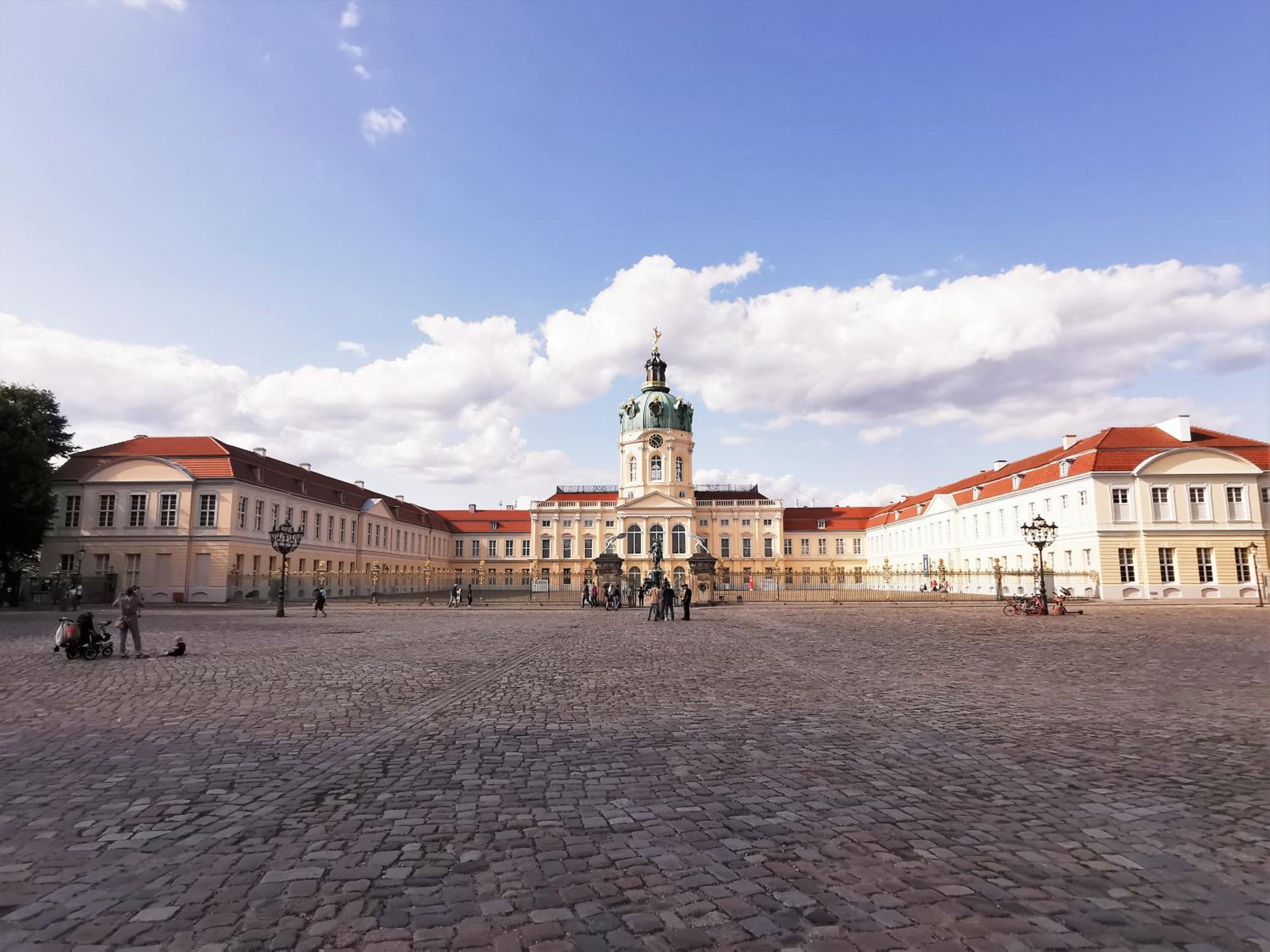 KVH by ROCKCHAIR Apartments l SUPERHOST Status l Boxspringbett am Schloss Charlottenburg welcomes you!