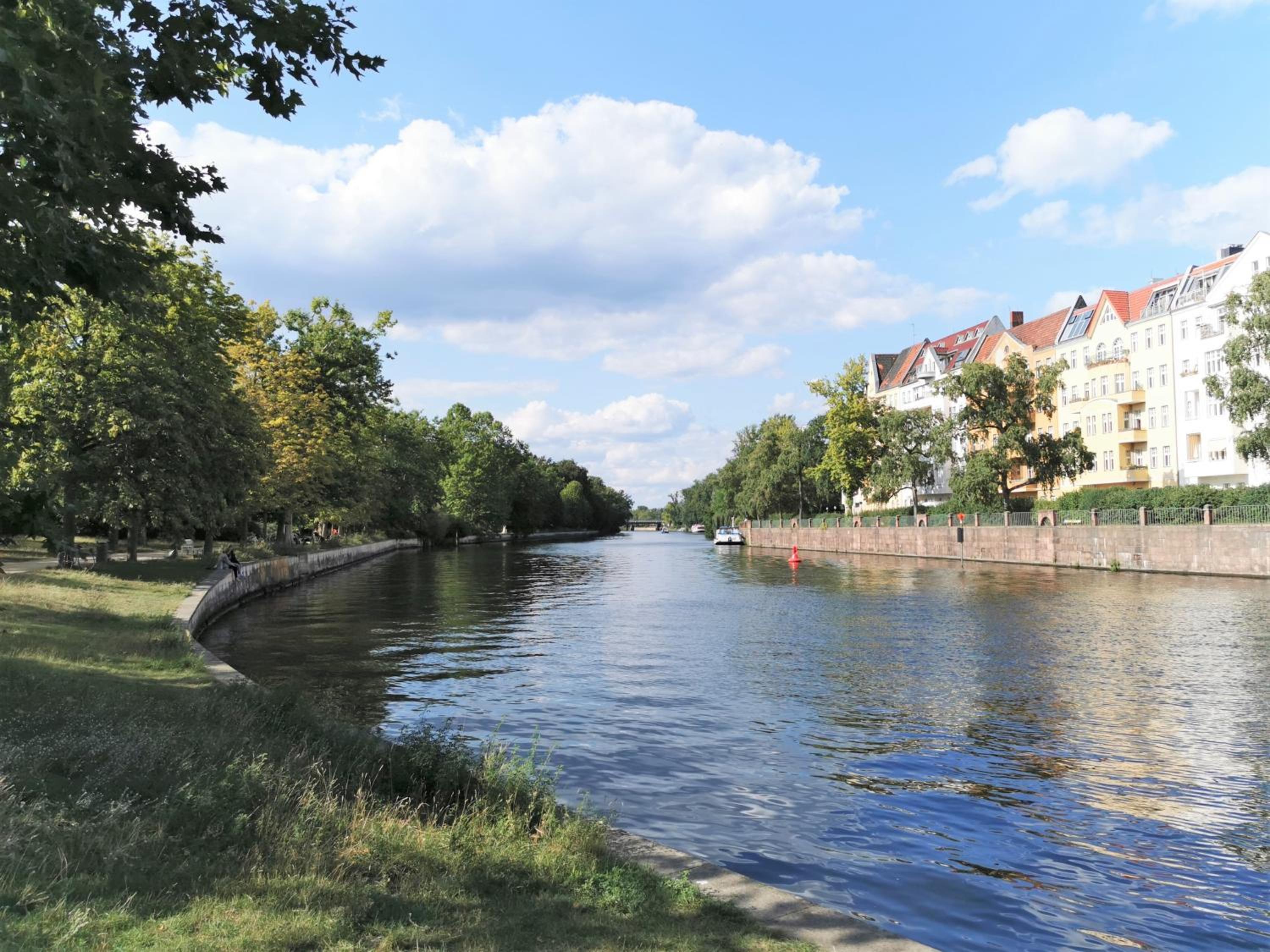 KVH by ROCKCHAIR Apartments l SUPERHOST Status l Boxspringbett am Schloss Charlottenburg welcomes you!