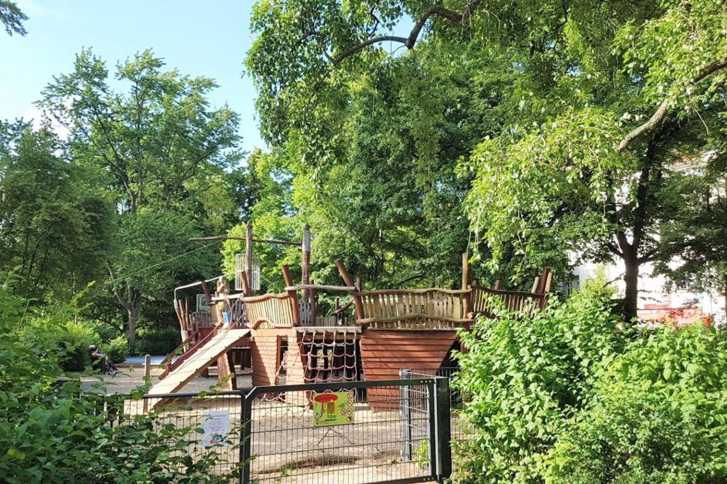 KVH by ROCKCHAIR Apartments l SUPERHOST Status l Boxspringbett am Schloss Charlottenburg welcomes you!