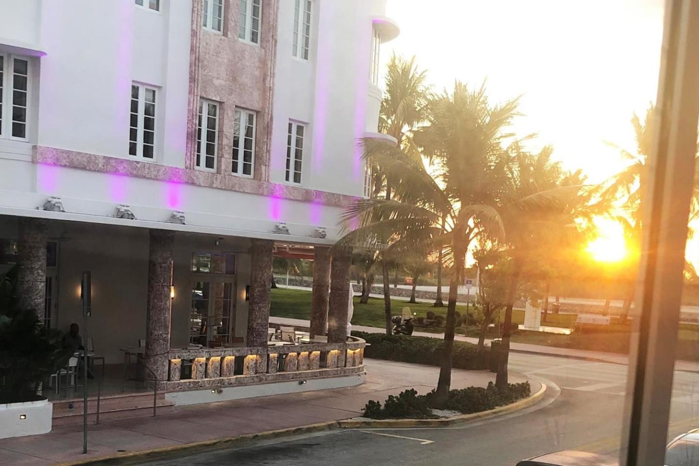 Heart of South Beach / Modern Apartment / Ocean Drive - Carlyle view 3