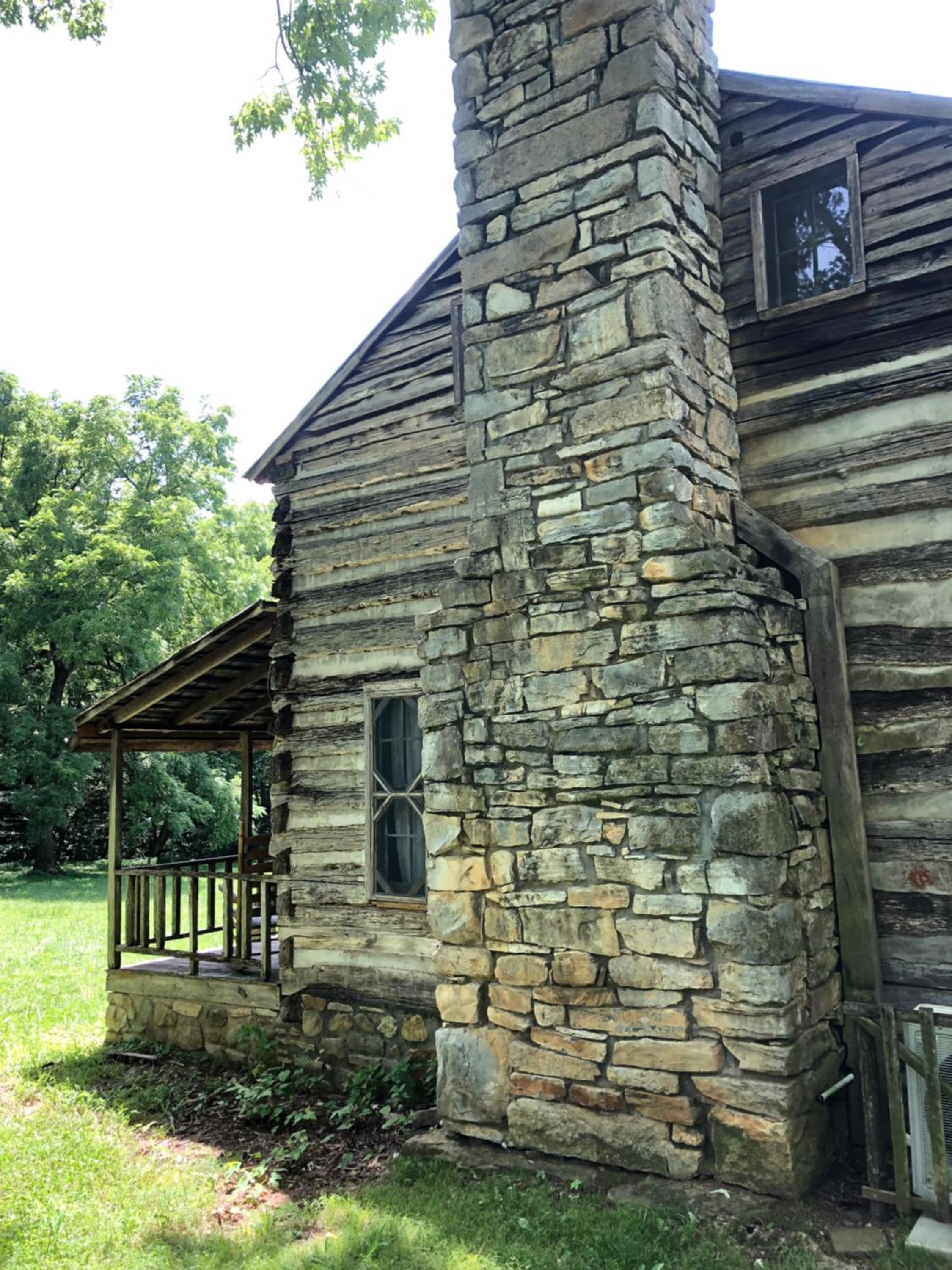 Hotel Smoky Mountain Romantic Handcrafted Cabins - Image 1
