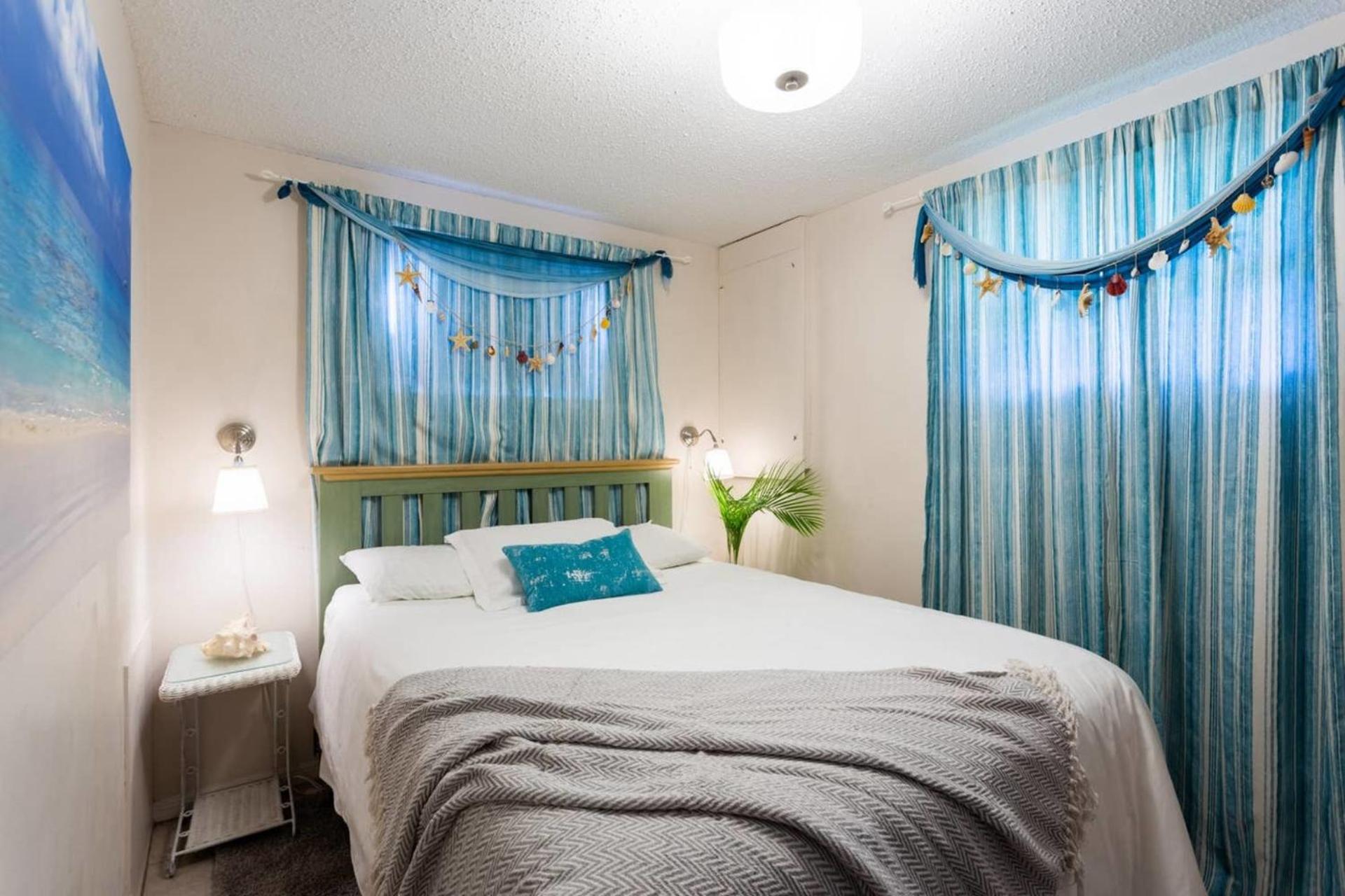 Beach Cottage with heated pool just off Siesta Key - Property Image 10