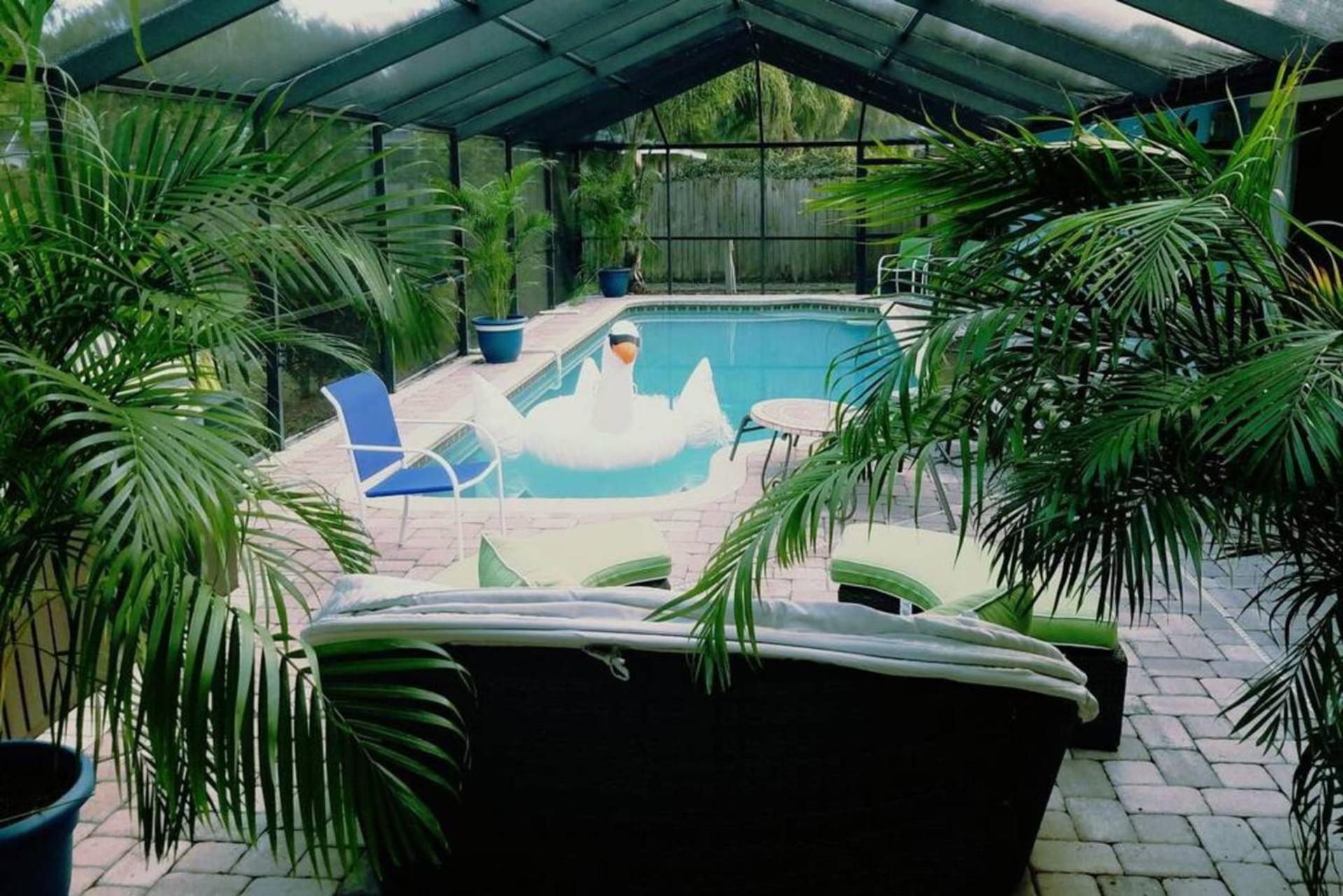 Beach Cottage with heated pool just off Siesta Key - Property Image 14