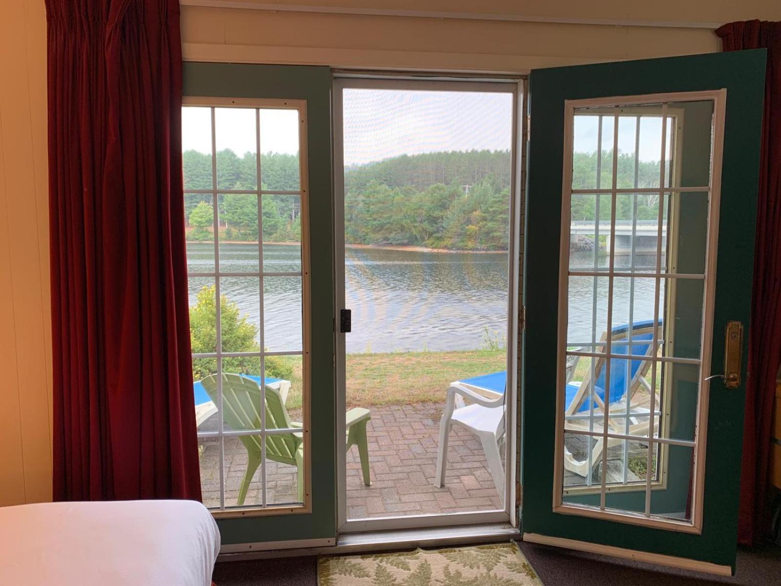 Algonquin Lakeside Inn