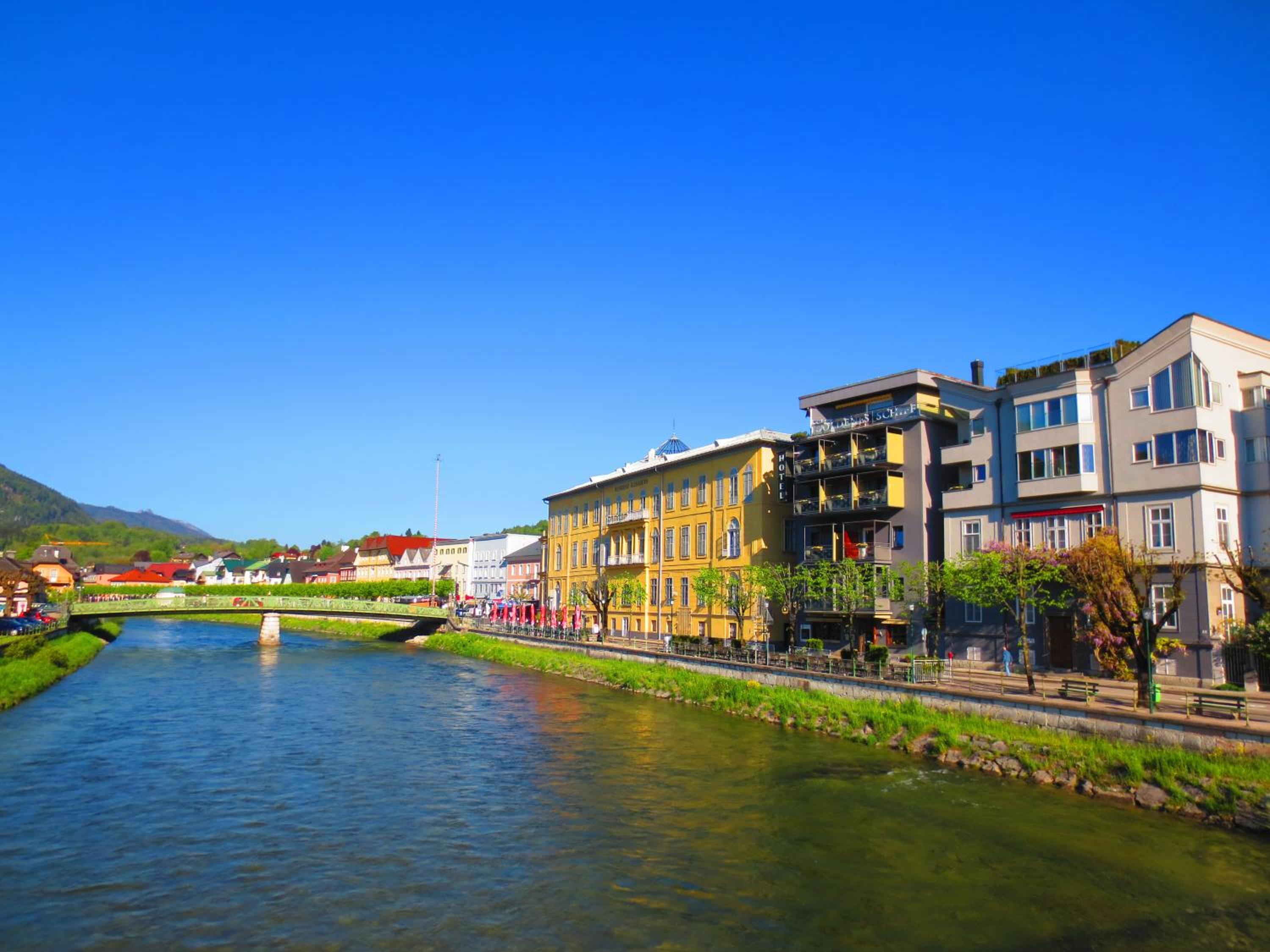 WOLKE, Apartment mit Balkon am Fluss, Zentrum, Parkplatz