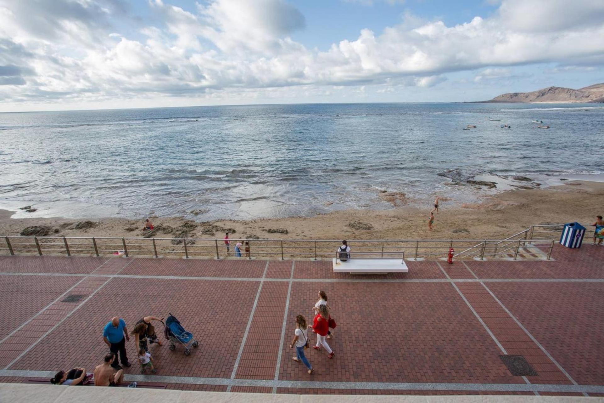 Apartamento con terraza y piscina en Las Canteras view 4