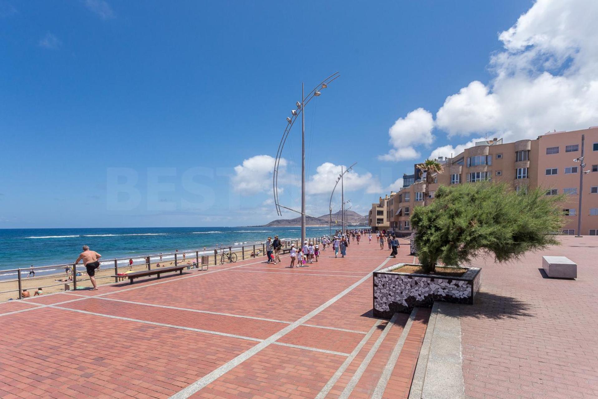 Apartamento con terraza y piscina en Las Canteras view 5