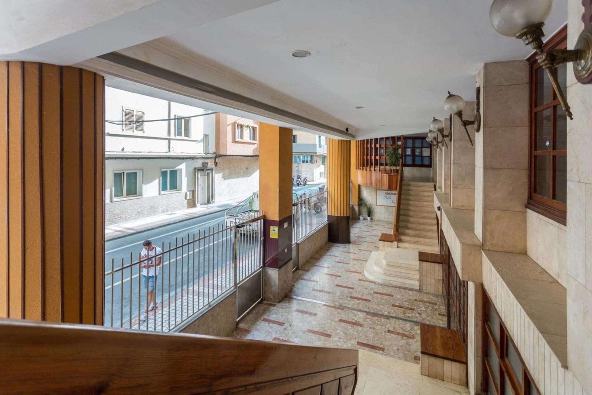 Apartamento con terraza y piscina en Las Canteras view 3