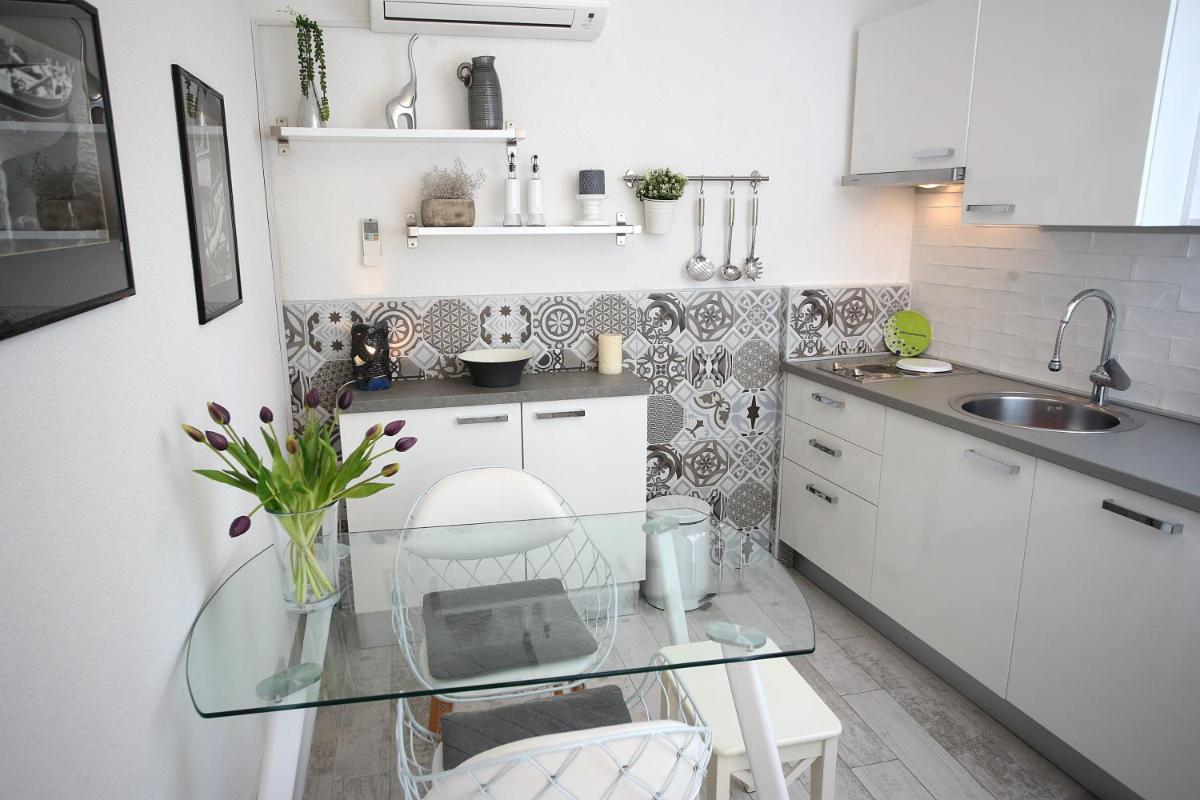 Charming Seaside Apartment view 4